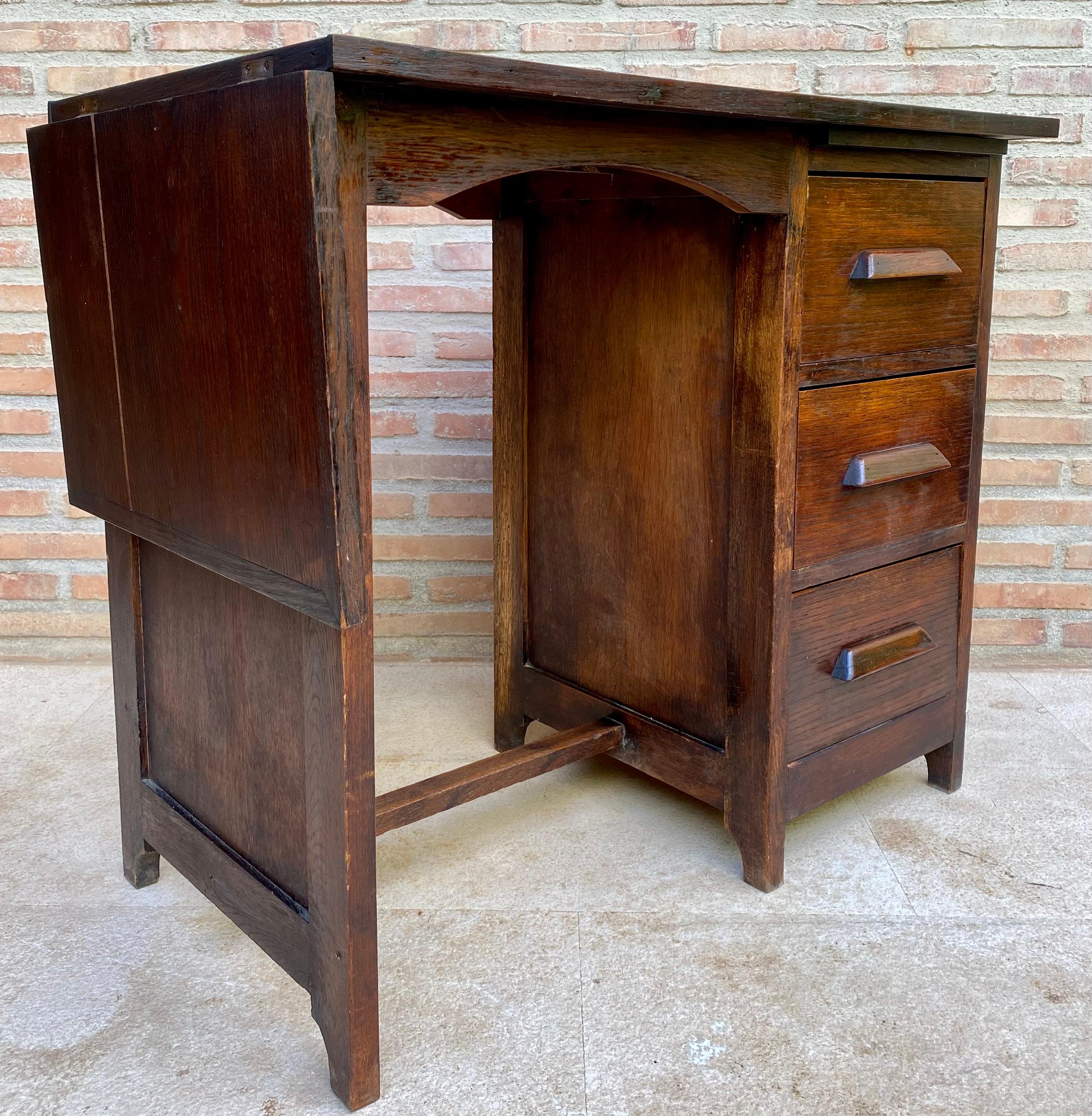 Early 20th Century Spanish Desk or Work Table in Oak Wood with Lateral Wing, 192 For Sale 4