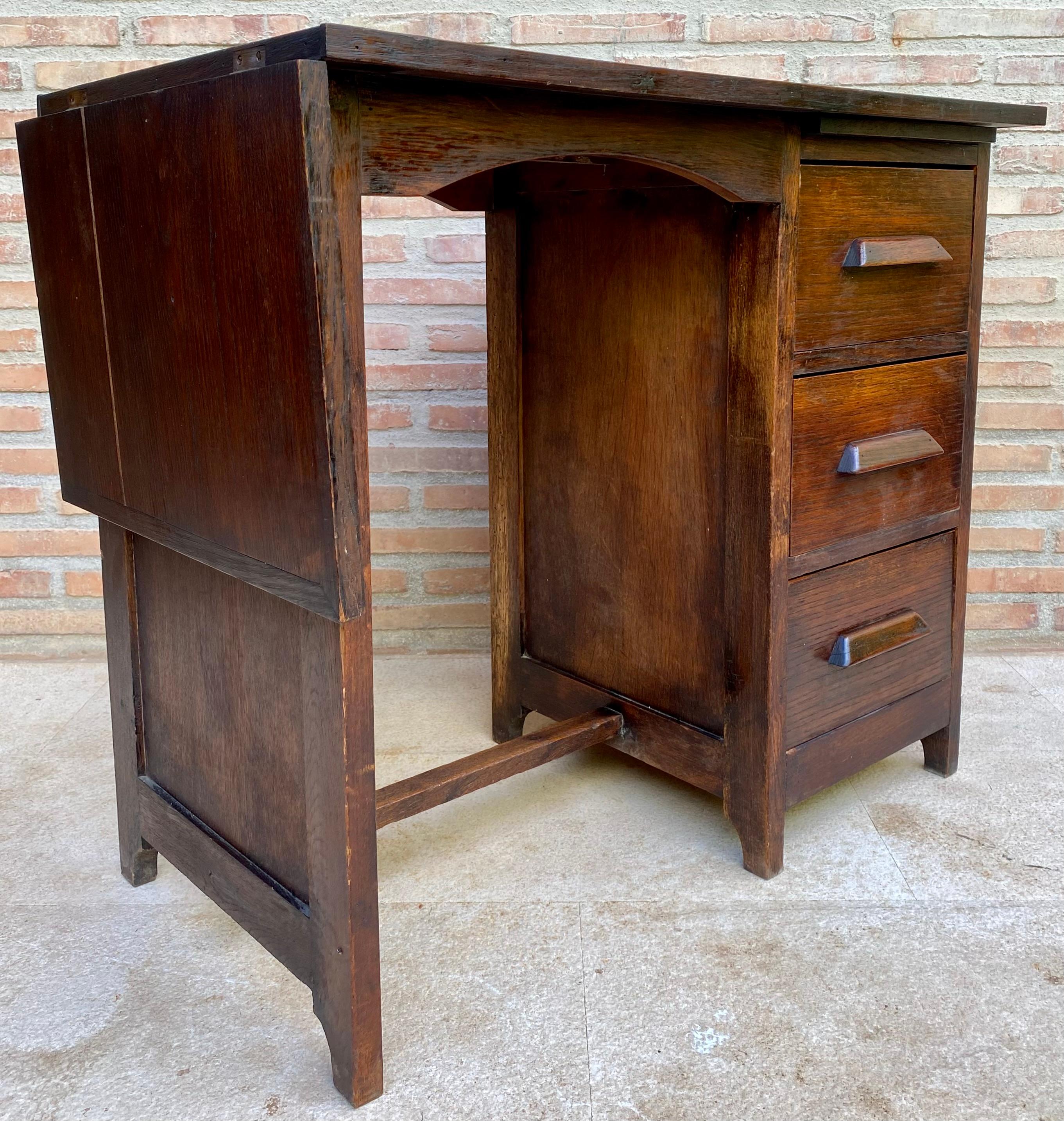 Early 20th Century Spanish Desk or Work Table in Oak Wood with Lateral Wing, 192 For Sale 5