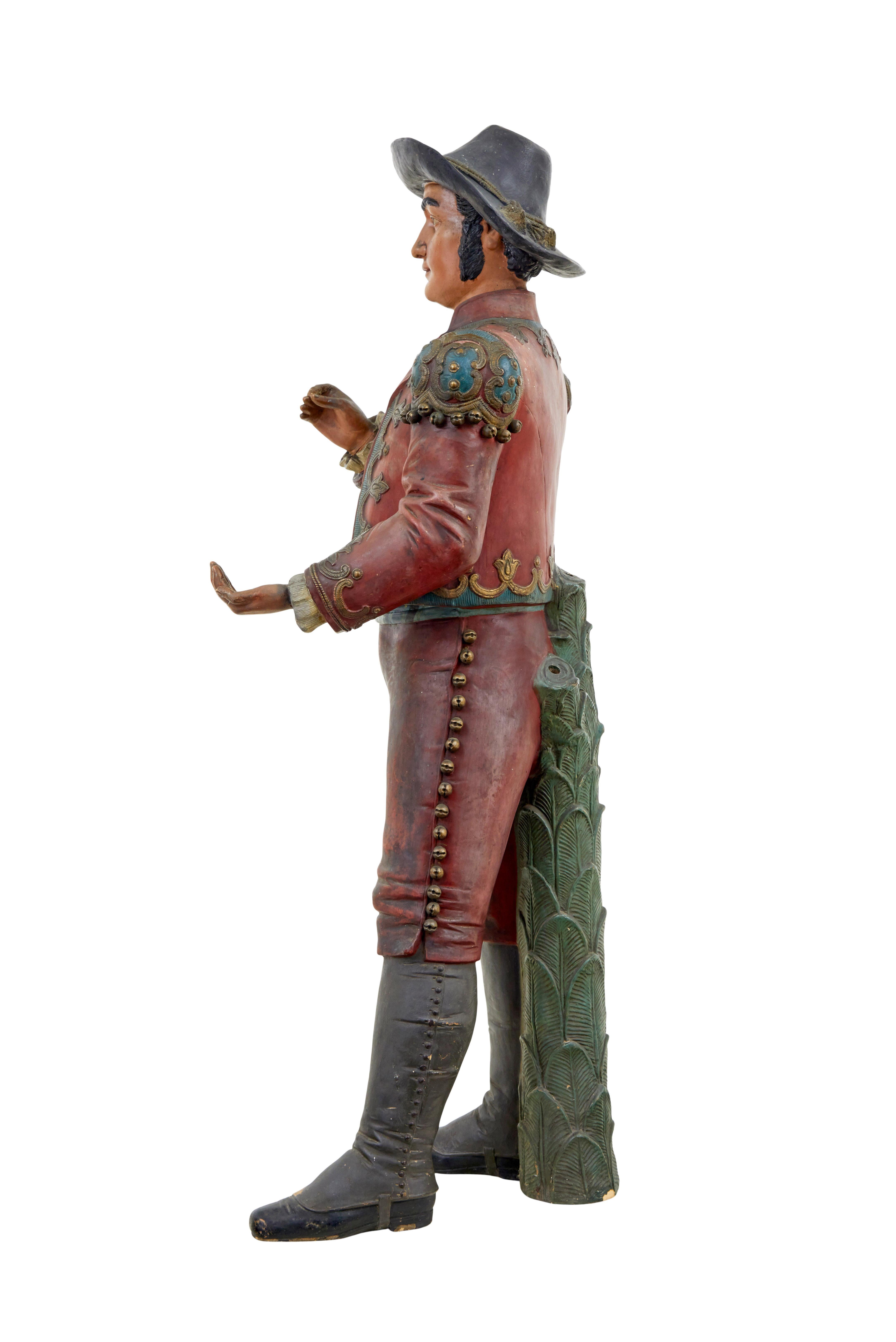 Rara e insolita figura spagnola, circa 1920

Dipinto a mano e indossa un costume spagnolo. La figura è sostenuta da una base di palma in fusione con 3 fori profondi, per contenere eventualmente 3 rami di palma veri.

Restauro del polso su una mano e