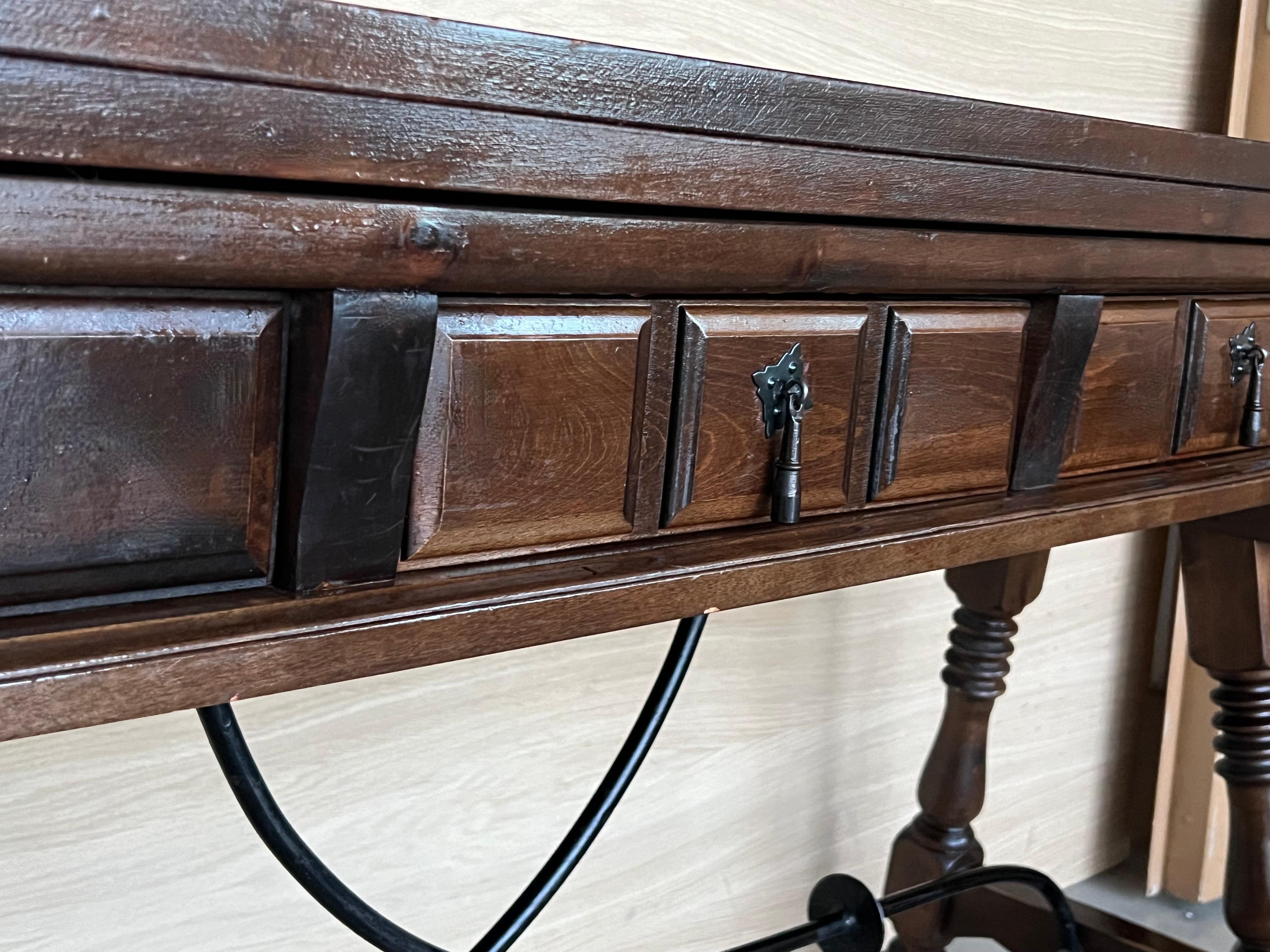 Table console espagnole pliante du début du 20e siècle avec traverse en fer et 3 tiroirs en vente 4