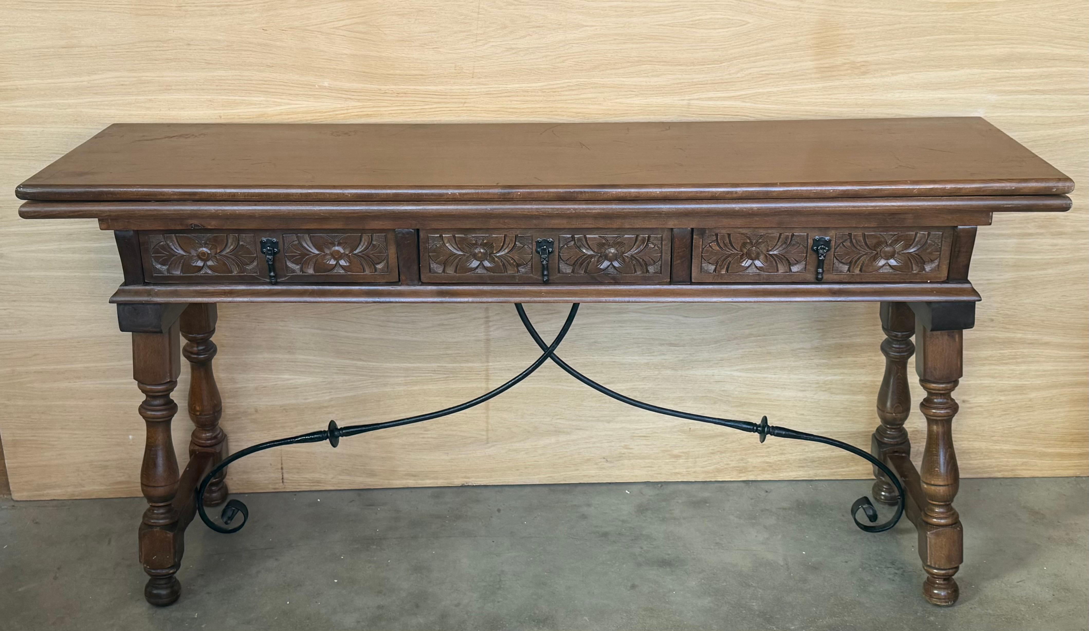 Early 20th century Spanish console fold out table with iron stretcher & three drawers.
A beautiful early 20th century Spanish console fold out farm table.
Works as both a dining table and console.
This Console is perfect to decorate our entrance