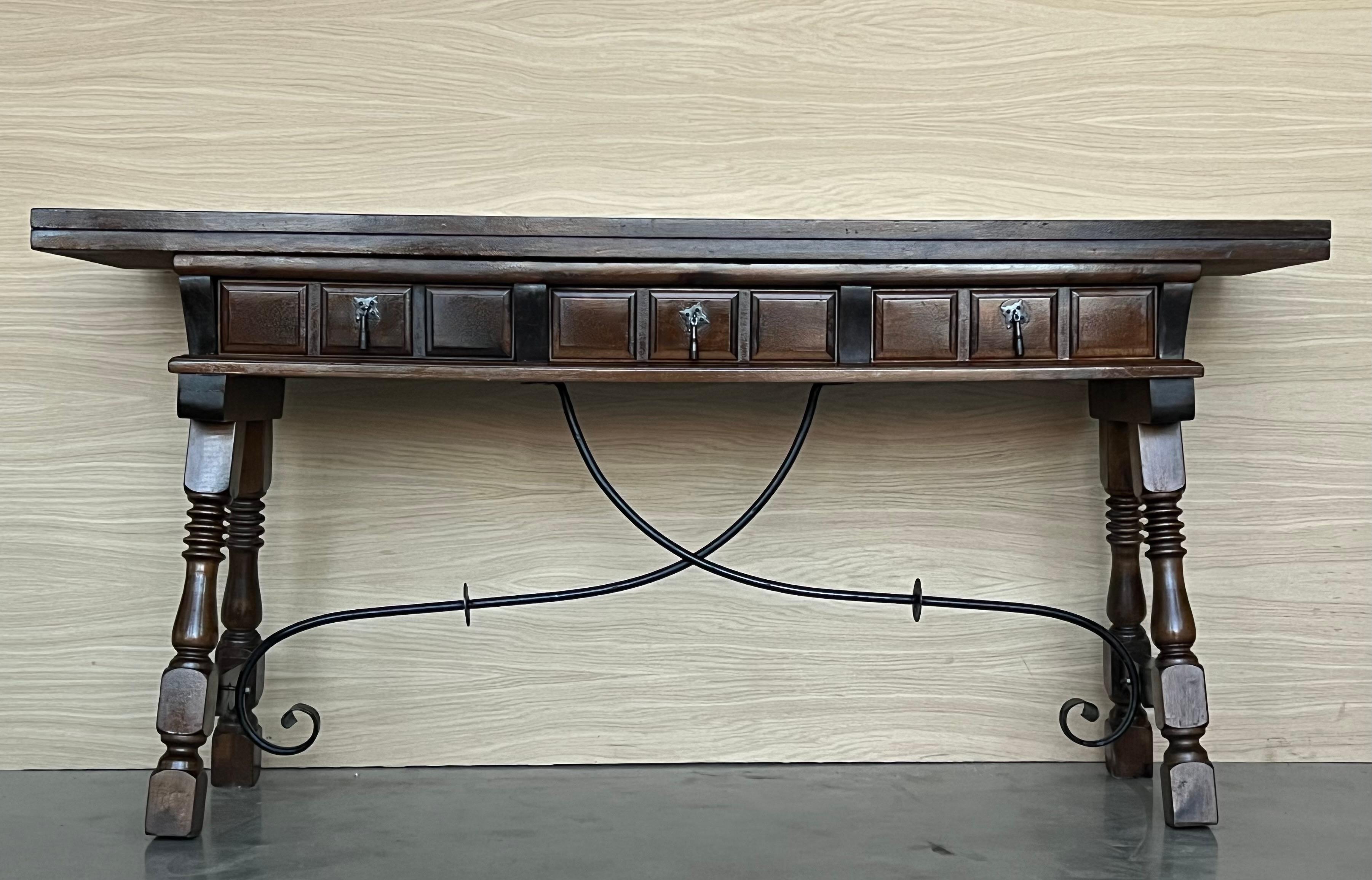 20ième siècle Table console espagnole pliante du début du 20e siècle avec traverse en fer et 3 tiroirs en vente