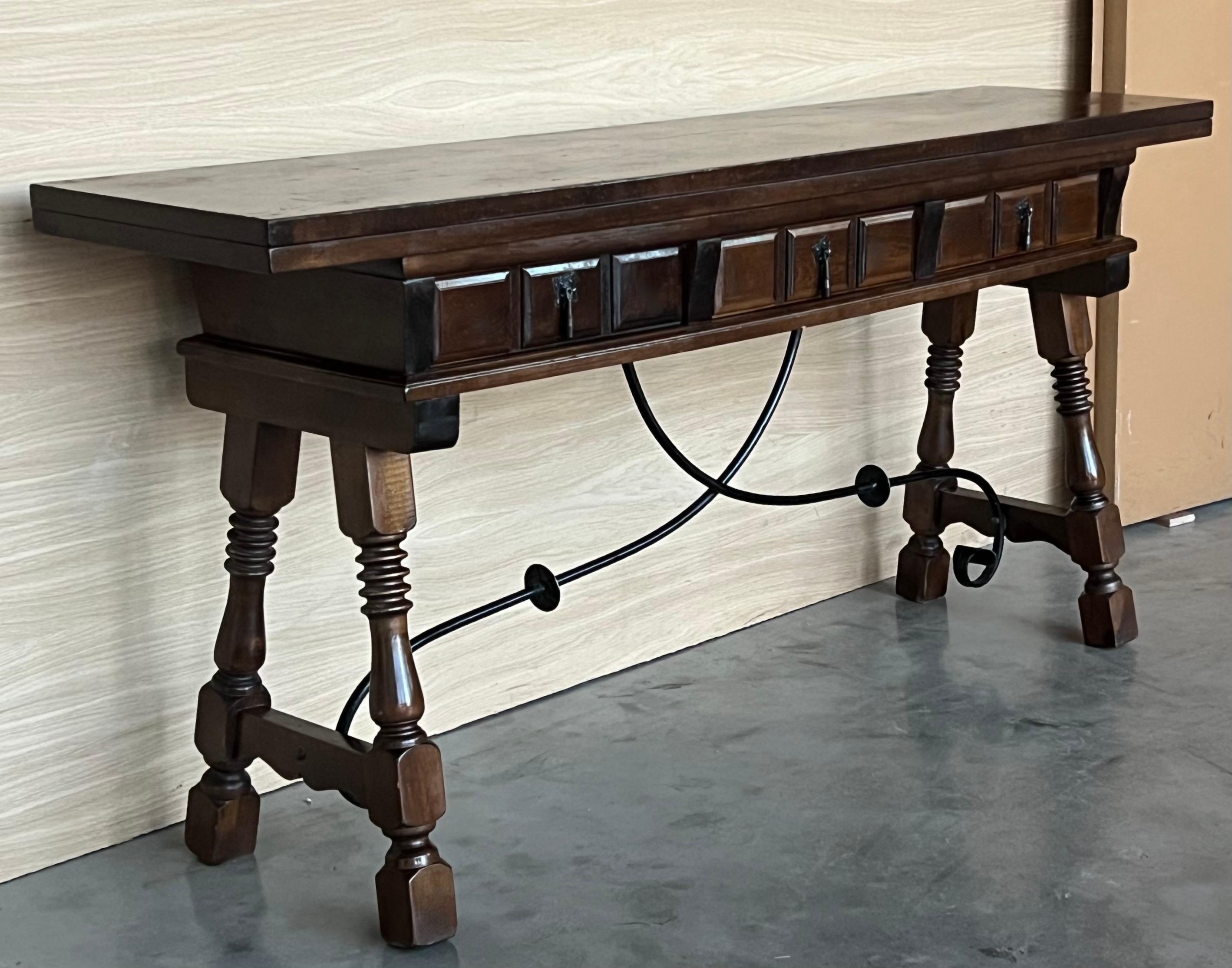 Noyer Table console espagnole pliante du début du 20e siècle avec traverse en fer et 3 tiroirs en vente