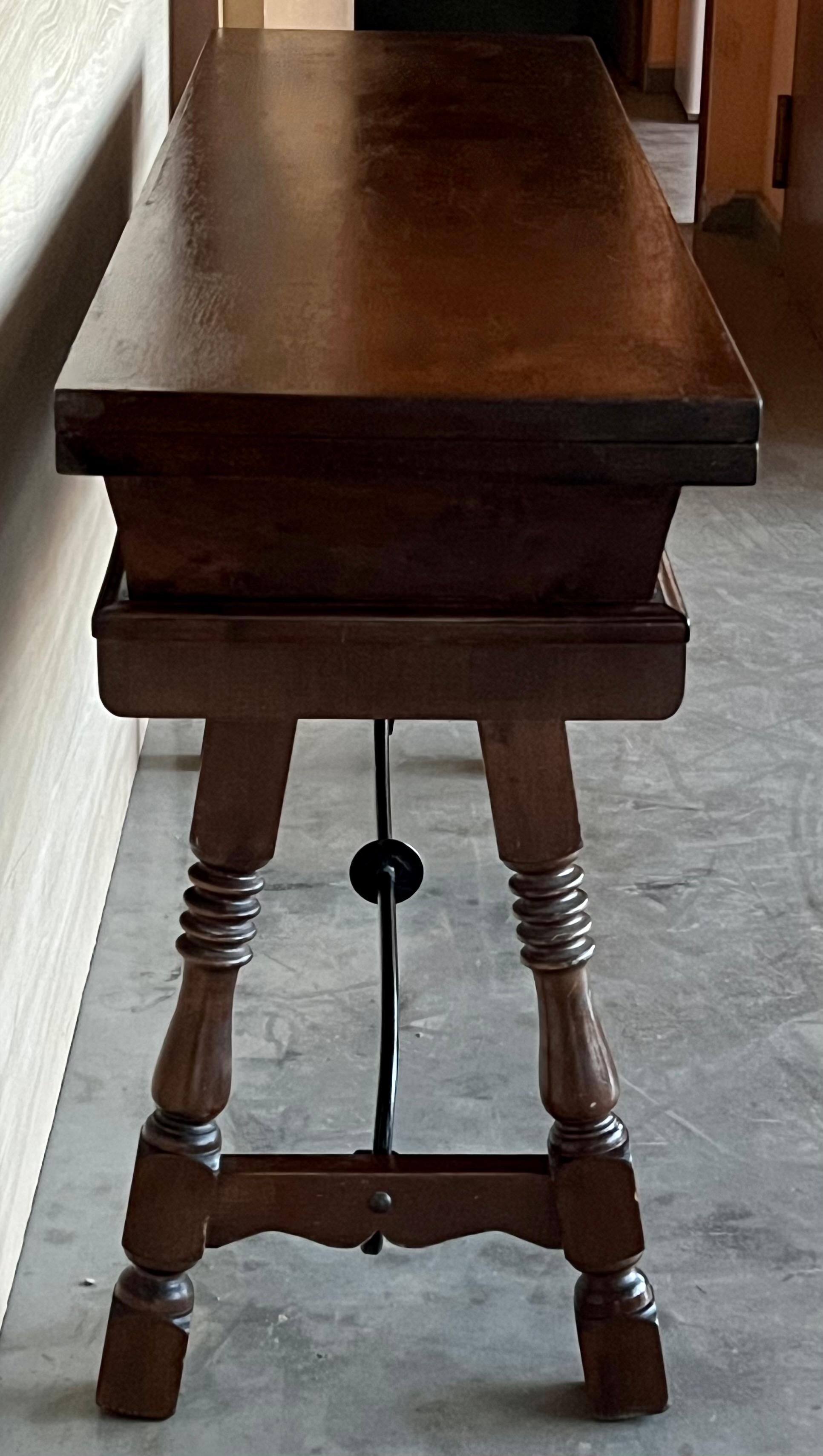 Table console espagnole pliante du début du 20e siècle avec traverse en fer et 3 tiroirs en vente 2