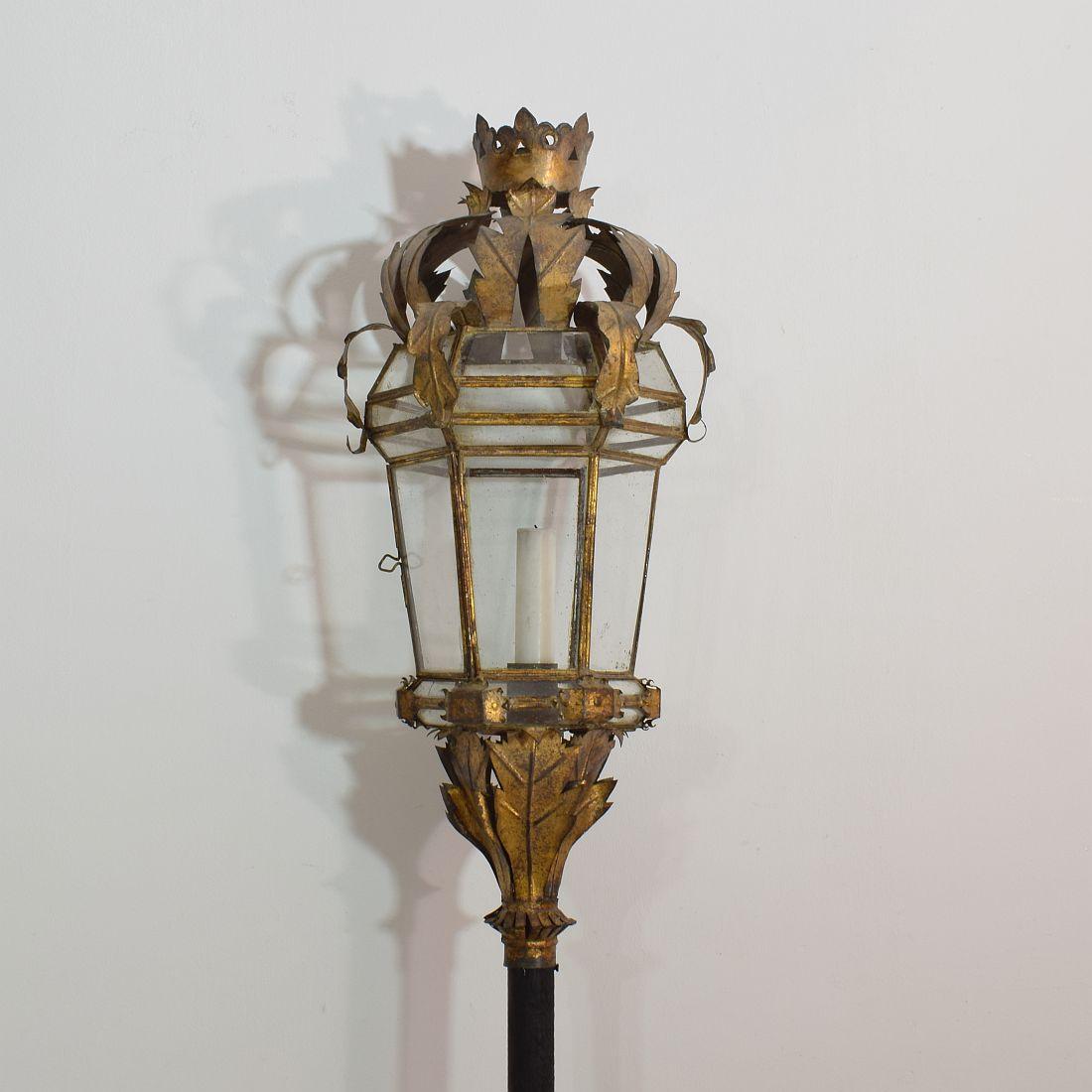 Early 20th Century Spanish Gilded Metal Lantern In Good Condition In Buisson, FR
