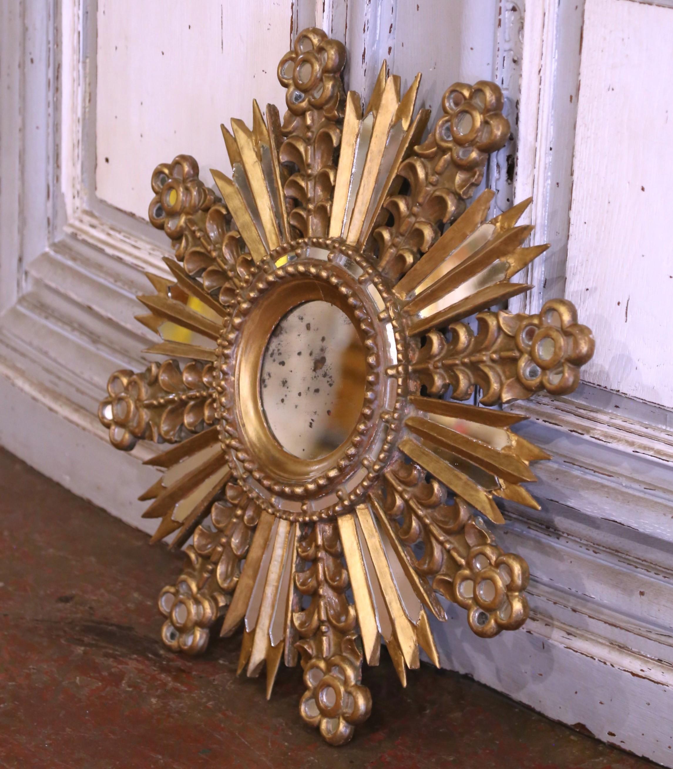 Apportez de l'éclat et du charme antique à votre intérieur avec ce saisissant miroir espagnol en forme de soleil.
Fabriquée en Espagne vers 1920, cette pièce est sculptée à la main dans du bois et revêtue d'une chaude patine dorée. Son design