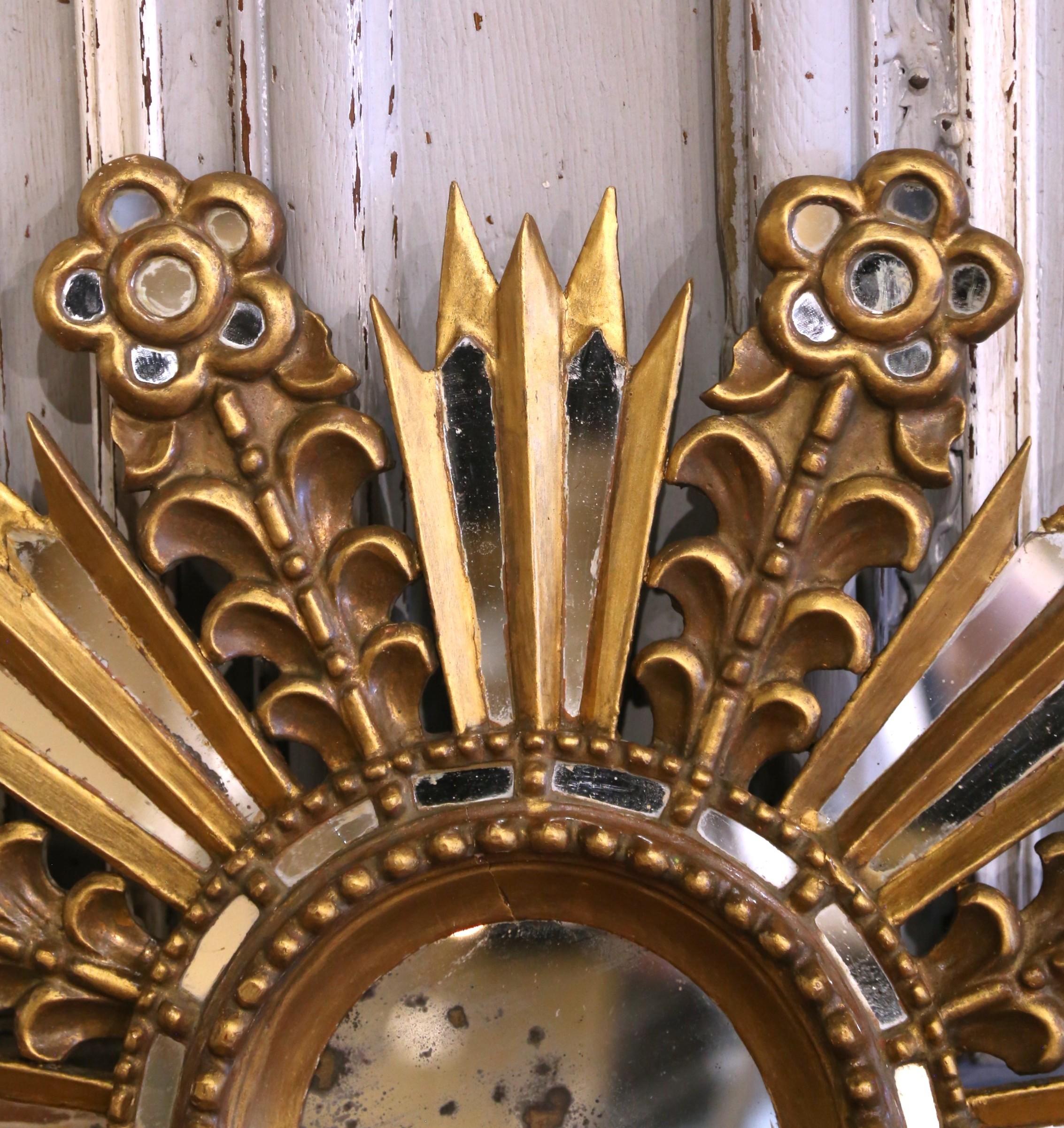 Sculpté à la main Miroir mural Sunburst espagnol du début du 20e siècle en bois doré avec inserts miroirs en vente