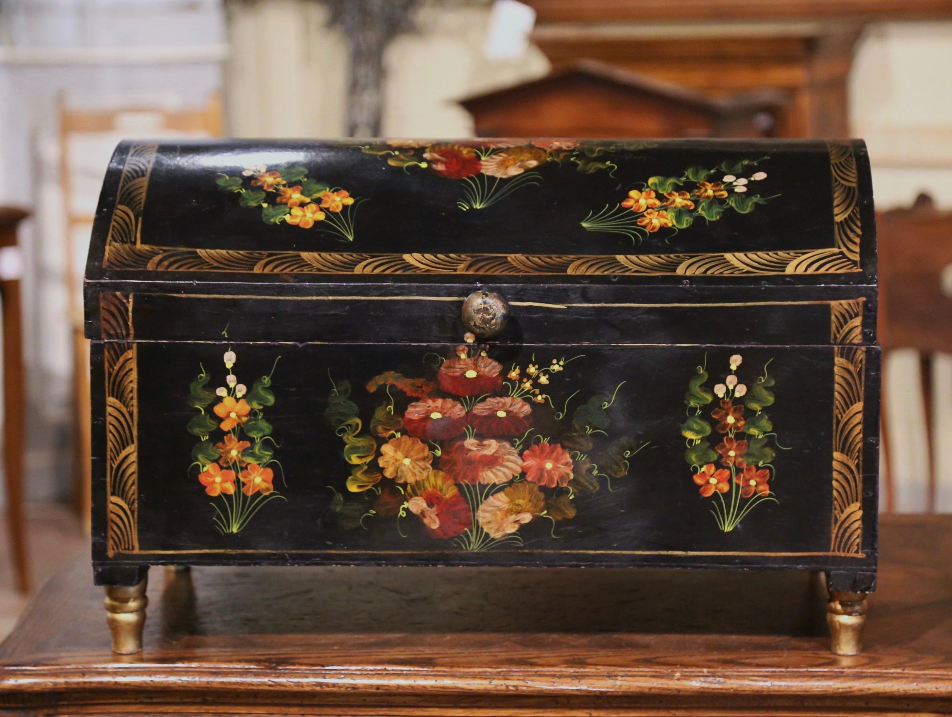 Cette magnifique malle de mariage ancienne a été fabriquée en Espagne, vers 1920. La boîte colorée au sommet arqué repose sur de petits pieds tournés peints en doré et est habillée d'un bouton en bois. Le meuble est décoré de motifs floraux et de