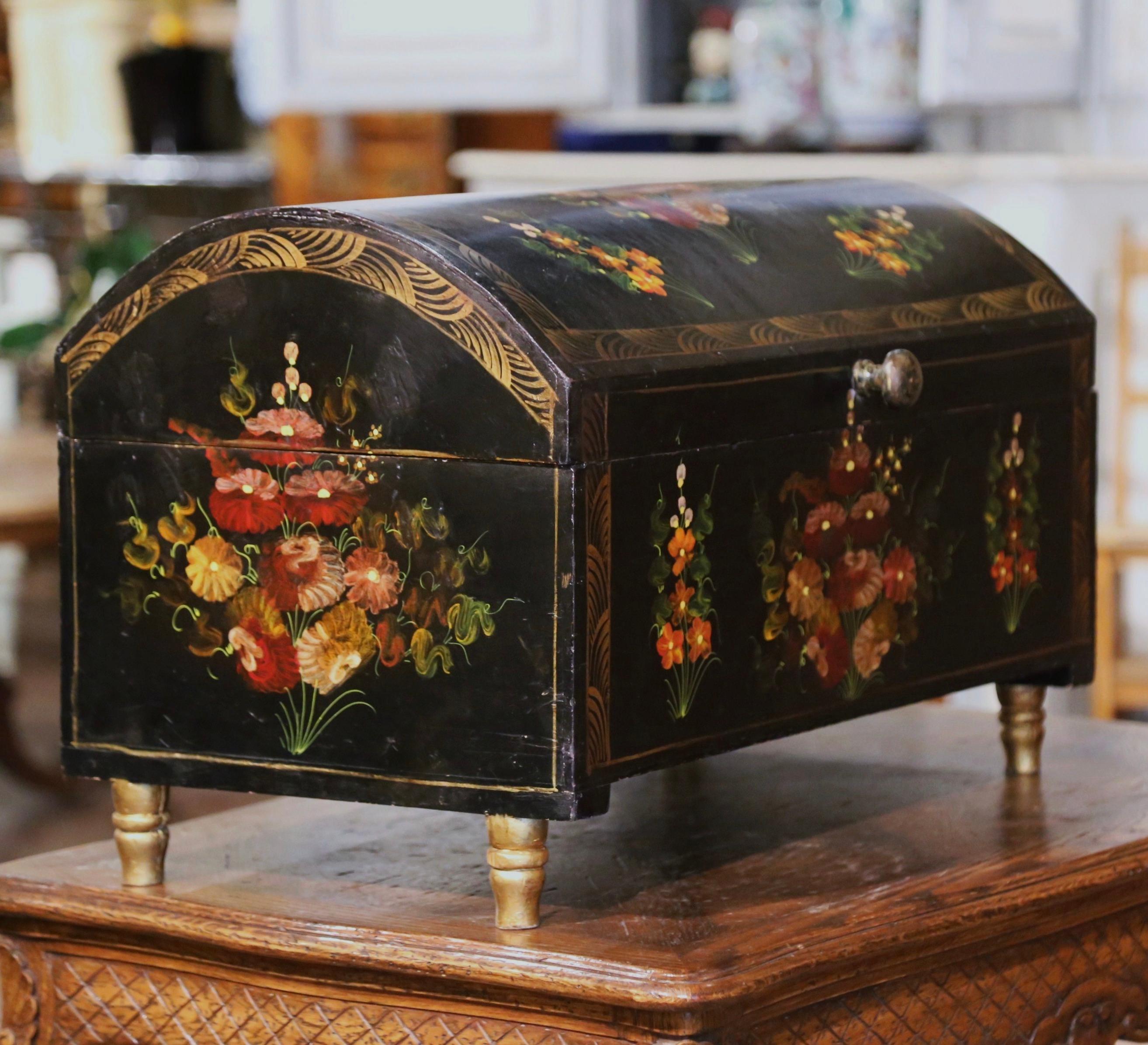 Boîte de mariage espagnole du début du 20e siècle peinte à la main et décorée de motifs floraux en vente 1