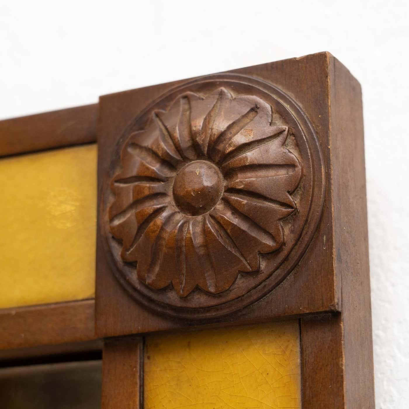 20ième siècle Miroir espagnol du début du 20e siècle fait à la main en bois et en carreaux de faïence en vente