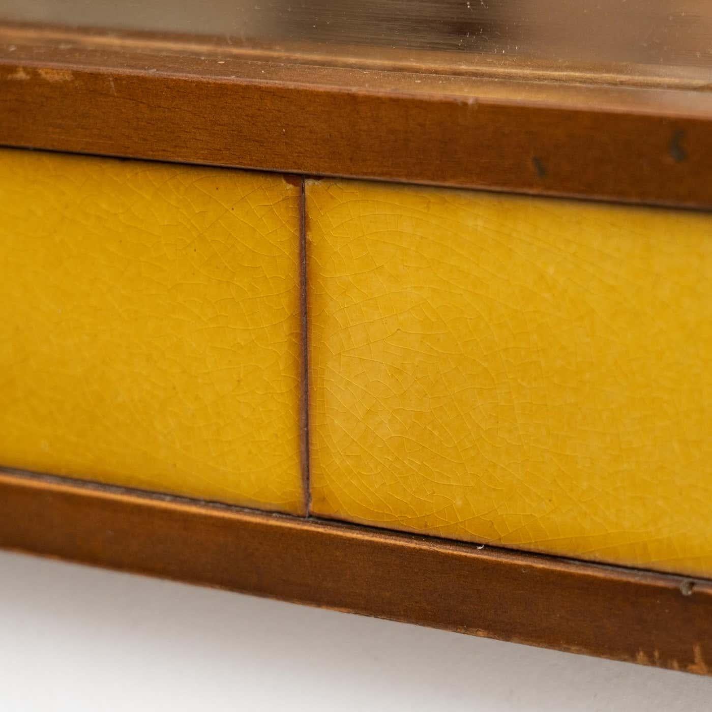 Céramique Miroir espagnol du début du 20e siècle fait à la main en bois et en carreaux de faïence en vente