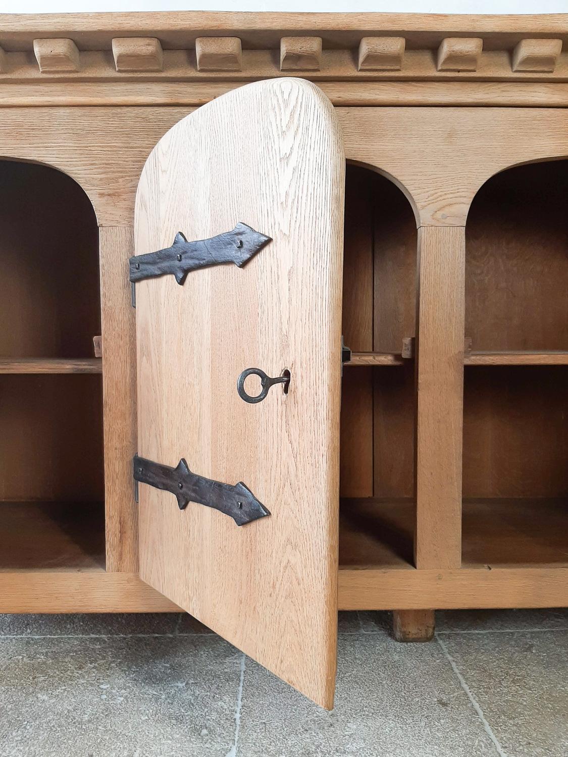 Credenza in Oak della metà del XX secolo 1940 in vendita 4