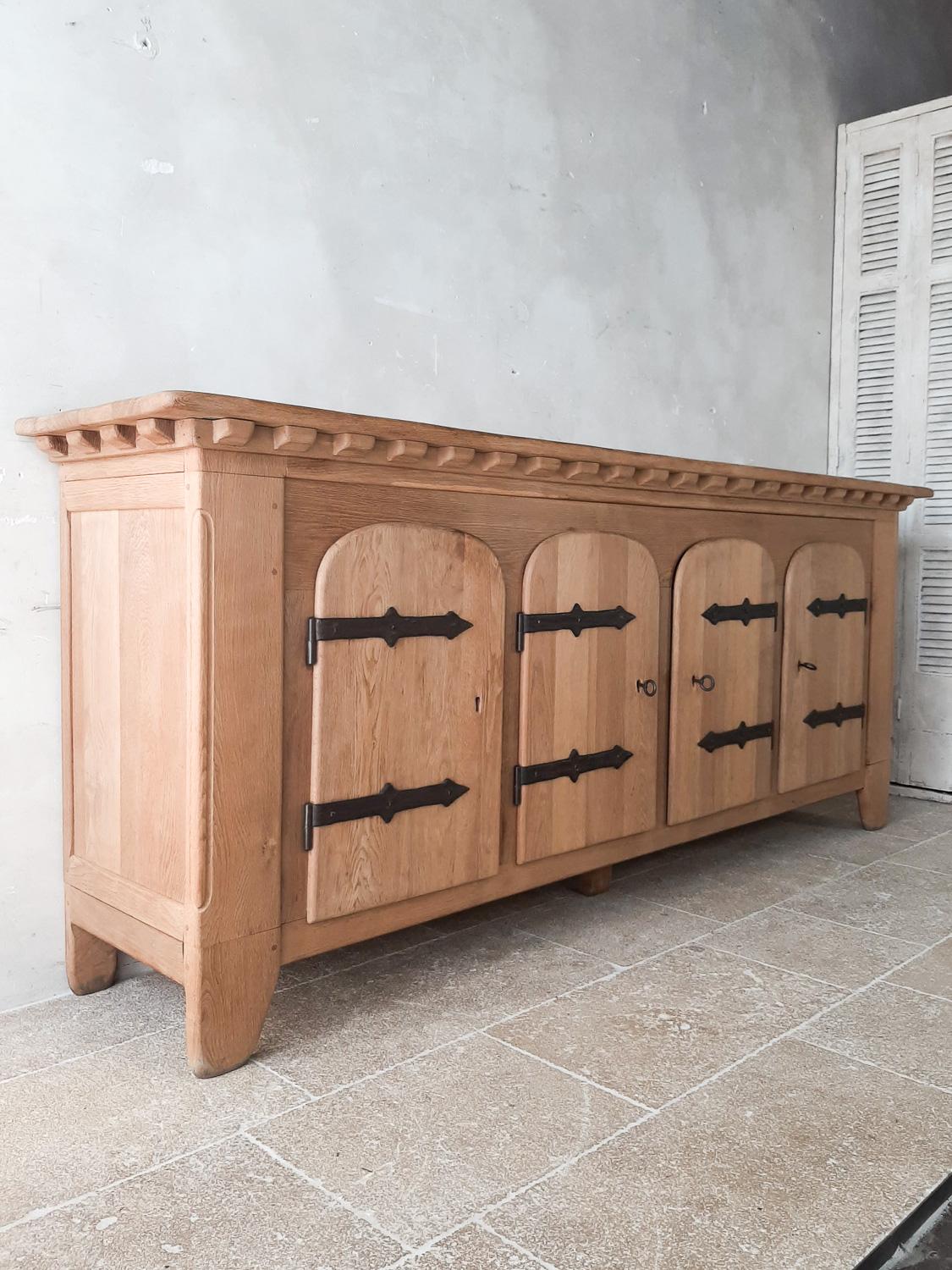Mid 20th Century Spanish Oak Credenza 1940s In Good Condition For Sale In Baambrugge, NL
