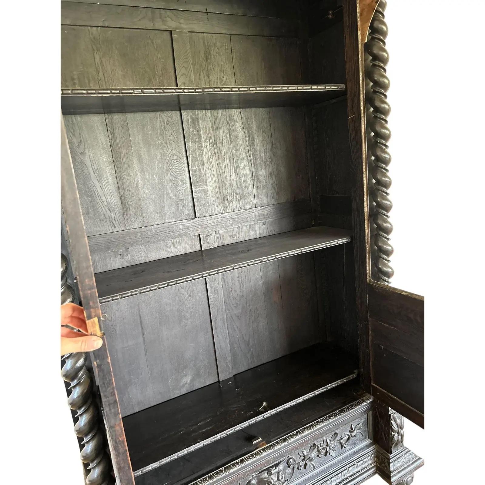 Early 20th Century Spanish or Portgugal Gothic Cabinet For Sale 7