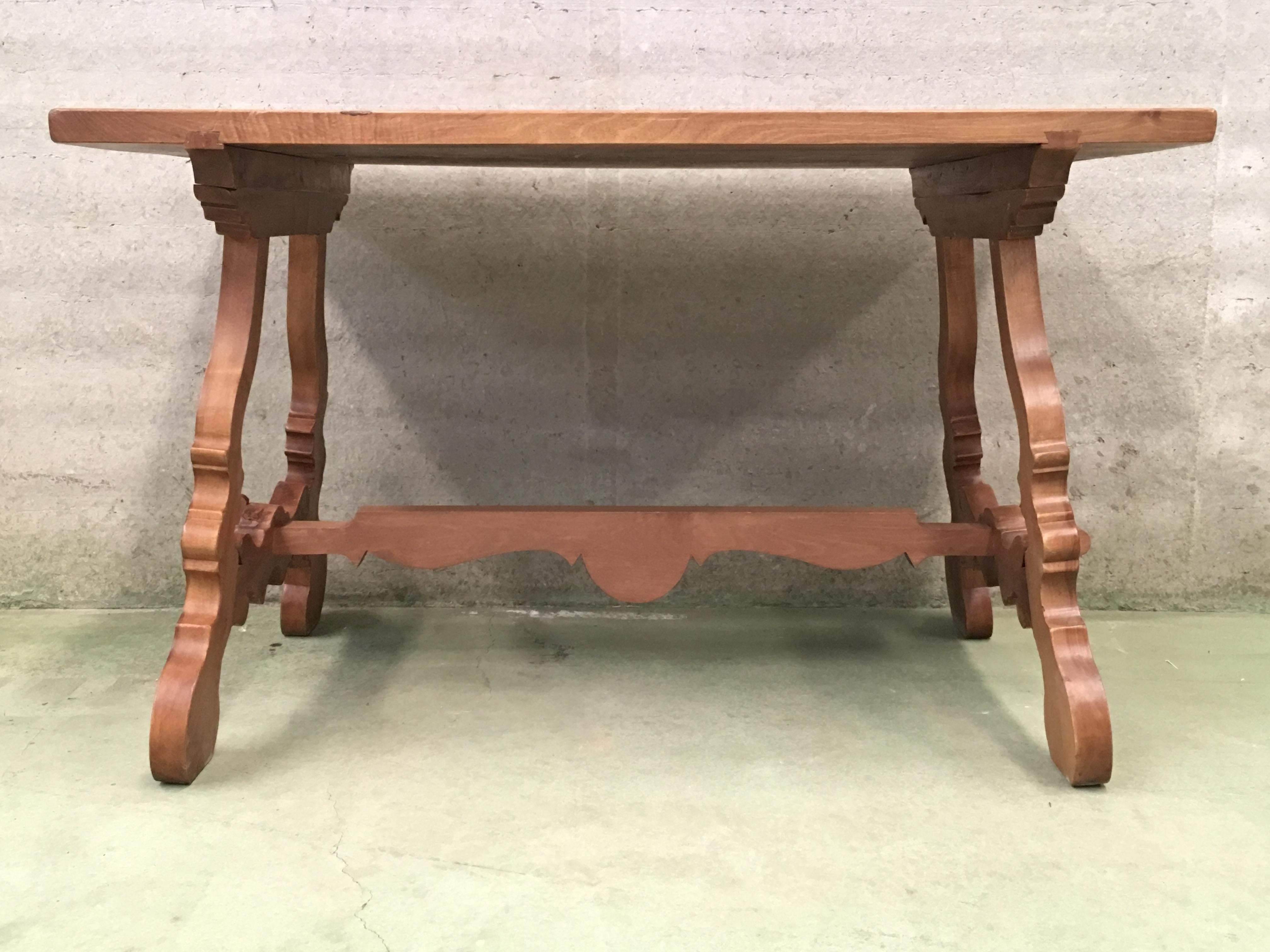 Spanischer Kiefernholz- Trestle-Tisch mit Holzträger aus dem frühen 20. Jahrhundert (Spanisch Kolonial) im Angebot