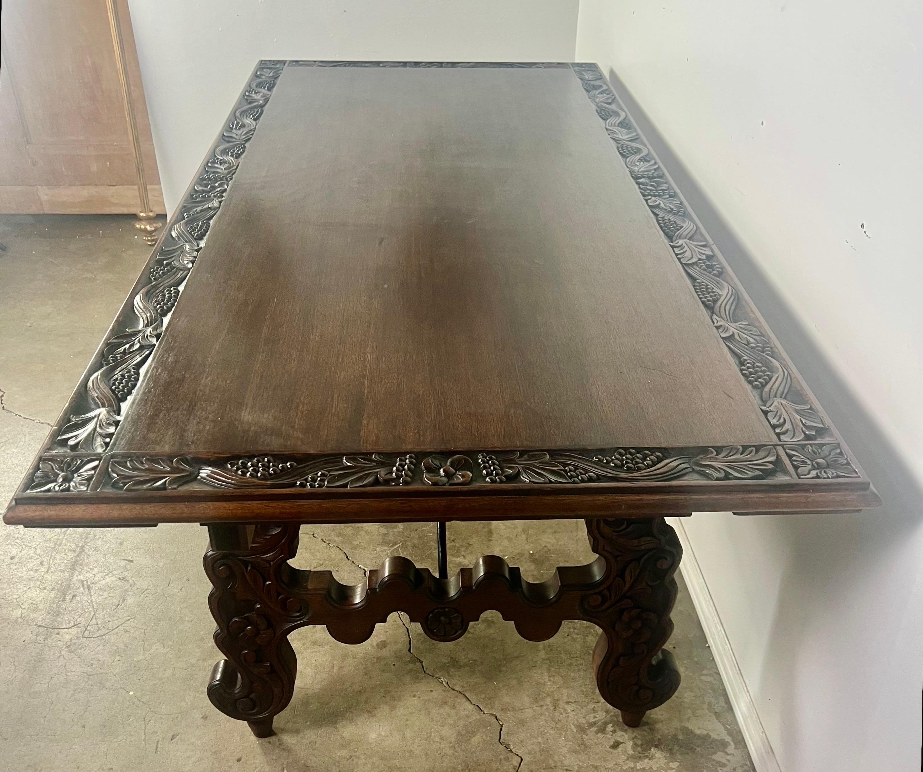 Table de salle à manger réfractoire espagnole du début du 20e siècle avec feuilles en vente 10