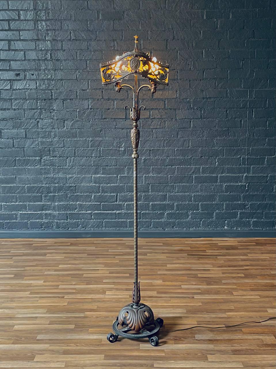 Estado: Estado original de época 
Materiales: Hierro forjado, bronce, latón, paneles de ámbar mica,
Estilo: Renacimiento español 

Esta lámpara de pie del Renacimiento español de principios del siglo XX presenta una estructura de hierro forjado
