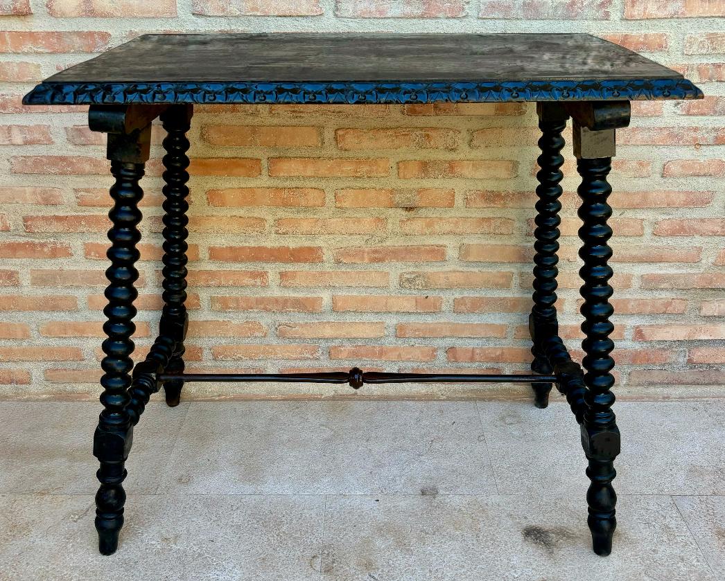 Baroque Table d'appoint espagnole du début du 20e siècle avec pieds tournés et traverse en fer, années 1920 en vente