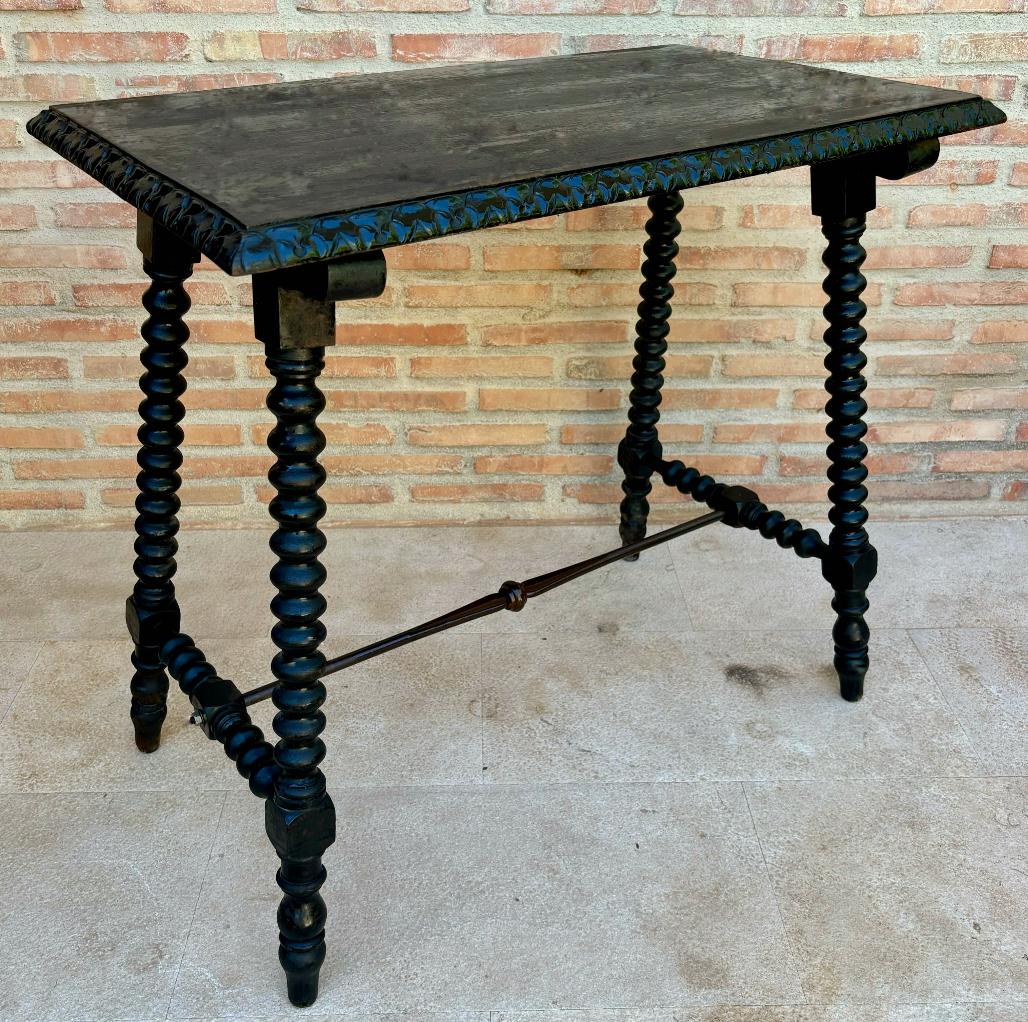 Espagnol Table d'appoint espagnole du début du 20e siècle avec pieds tournés et traverse en fer, années 1920 en vente