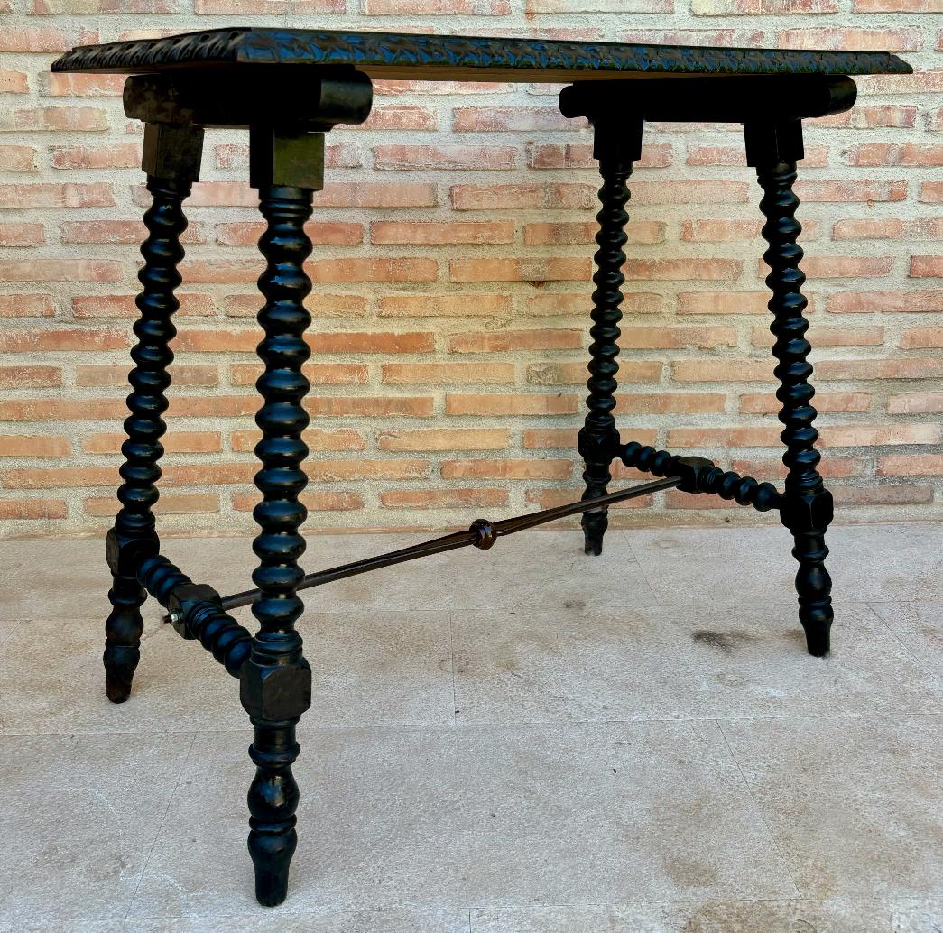 Table d'appoint espagnole du début du 20e siècle avec pieds tournés et traverse en fer, années 1920 Bon état - En vente à Miami, FL