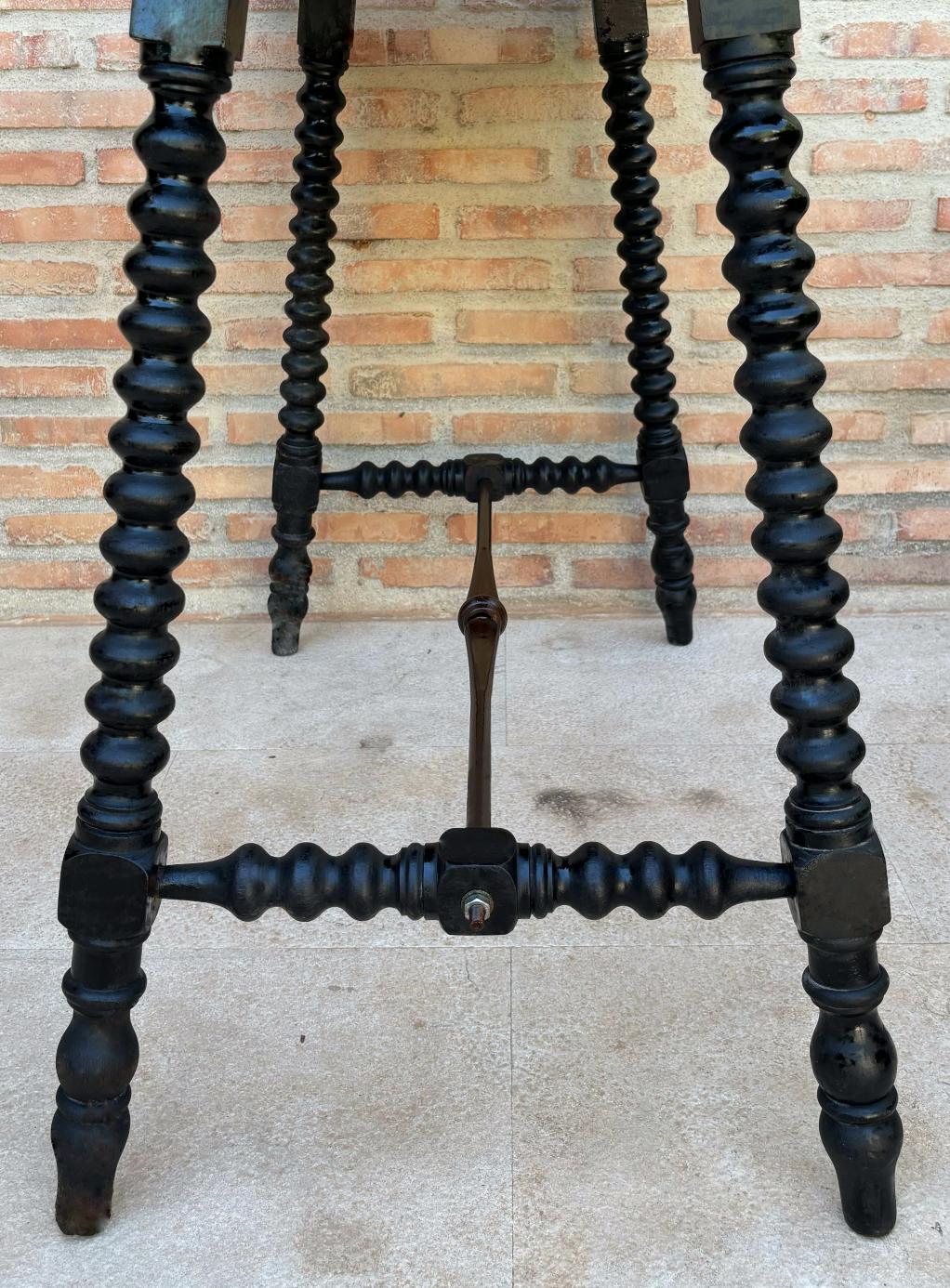 Table d'appoint espagnole du début du 20e siècle avec pieds tournés et traverse en fer, années 1920 en vente 1