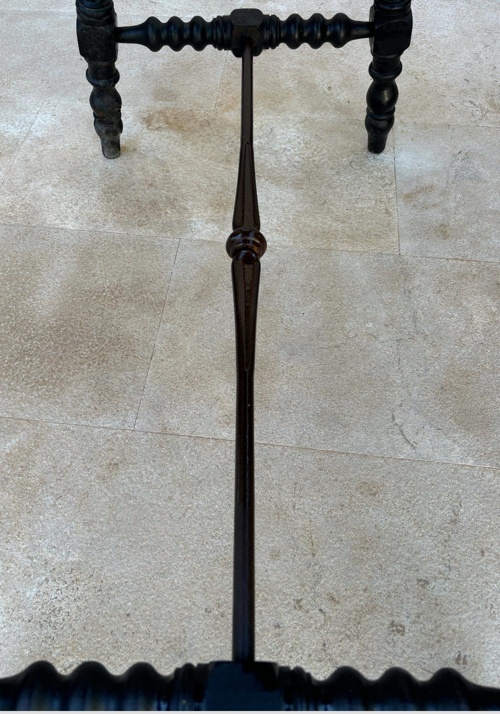 Table d'appoint espagnole du début du 20e siècle avec pieds tournés et traverse en fer, années 1920 en vente 2