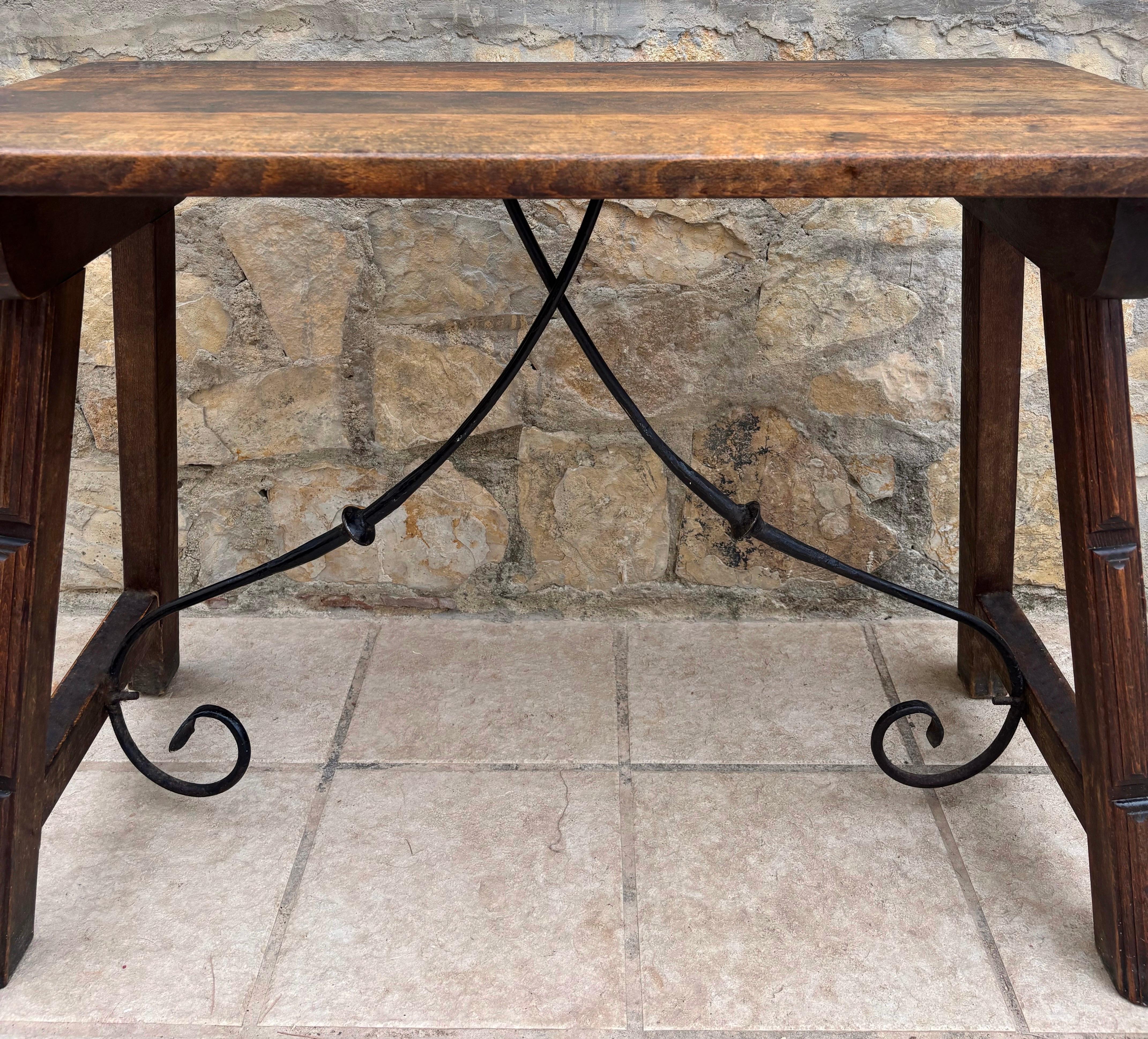 Baroque Table espagnole du début du 20e siècle avec traverses en fer forgé en vente