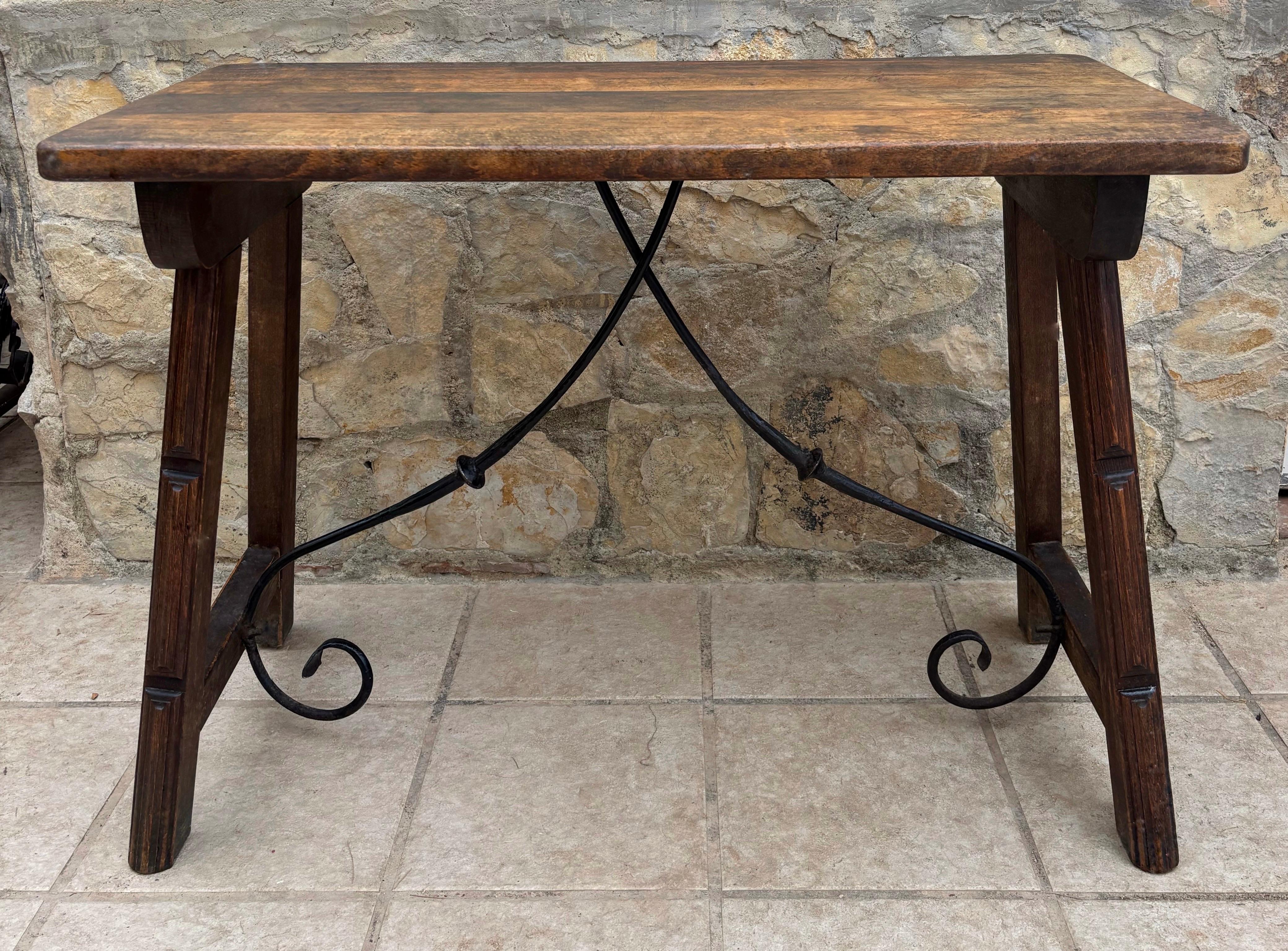 Espagnol Table espagnole du début du 20e siècle avec traverses en fer forgé en vente