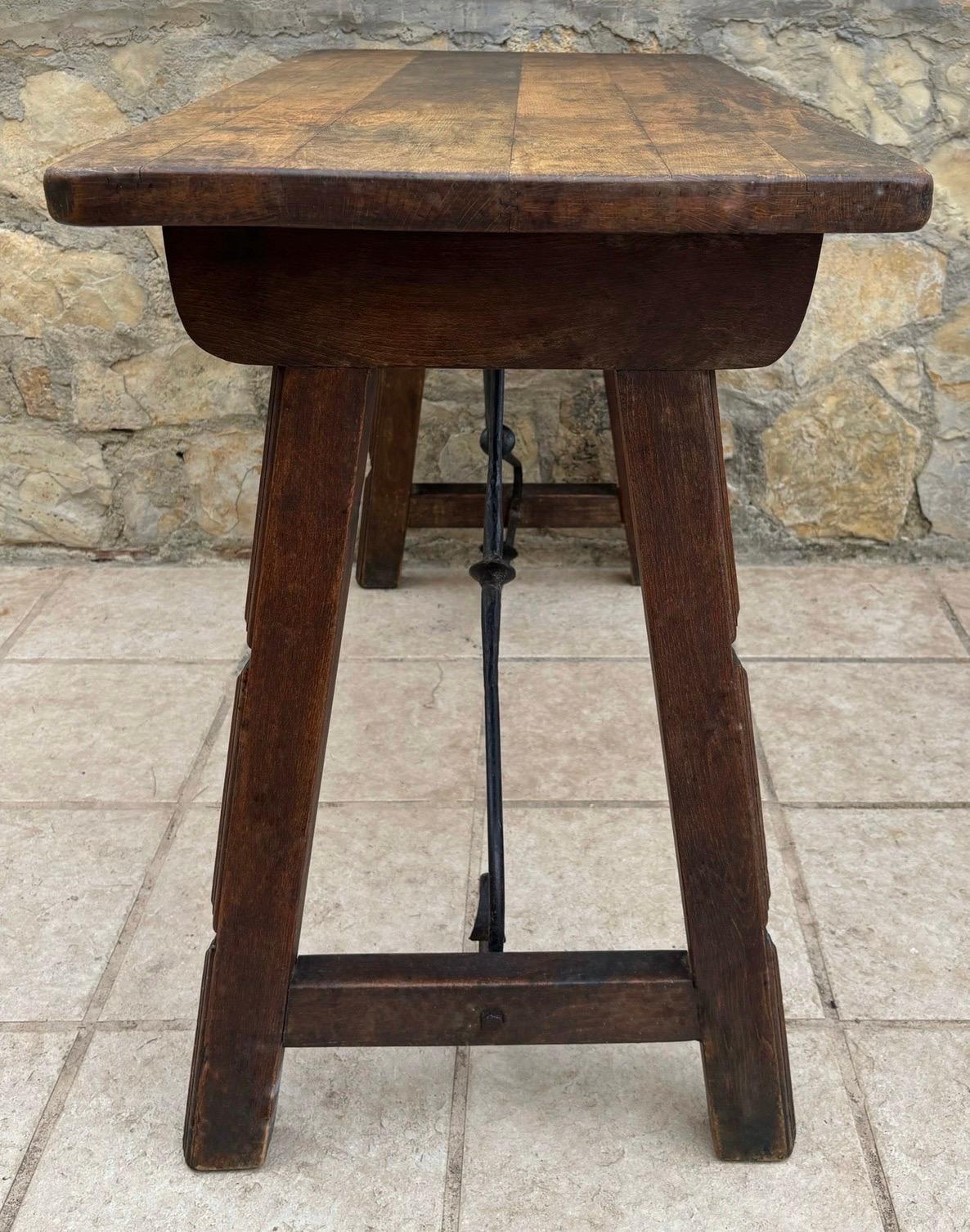 Fait main Table espagnole du début du 20e siècle avec traverses en fer forgé en vente