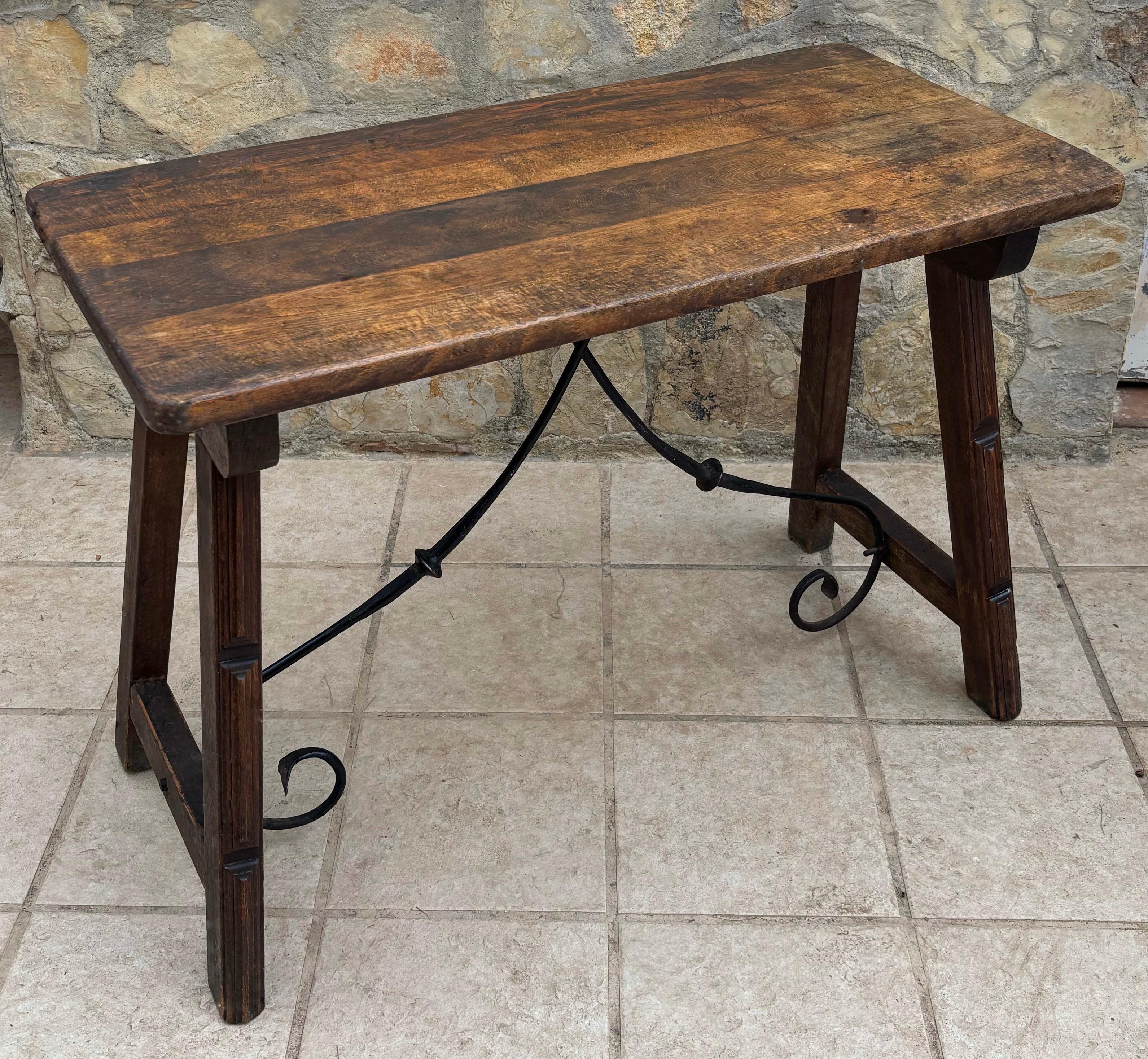 Table espagnole du début du 20e siècle avec traverses en fer forgé Bon état - En vente à BÉTERA, ES