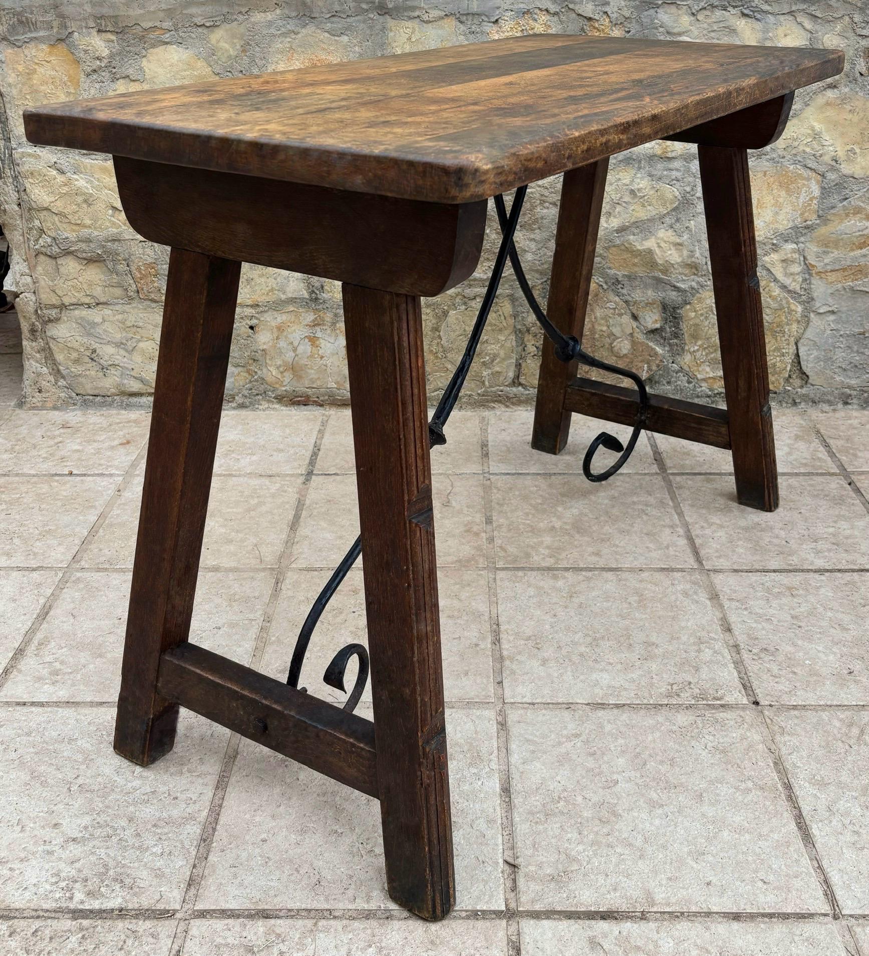 20ième siècle Table espagnole du début du 20e siècle avec traverses en fer forgé en vente