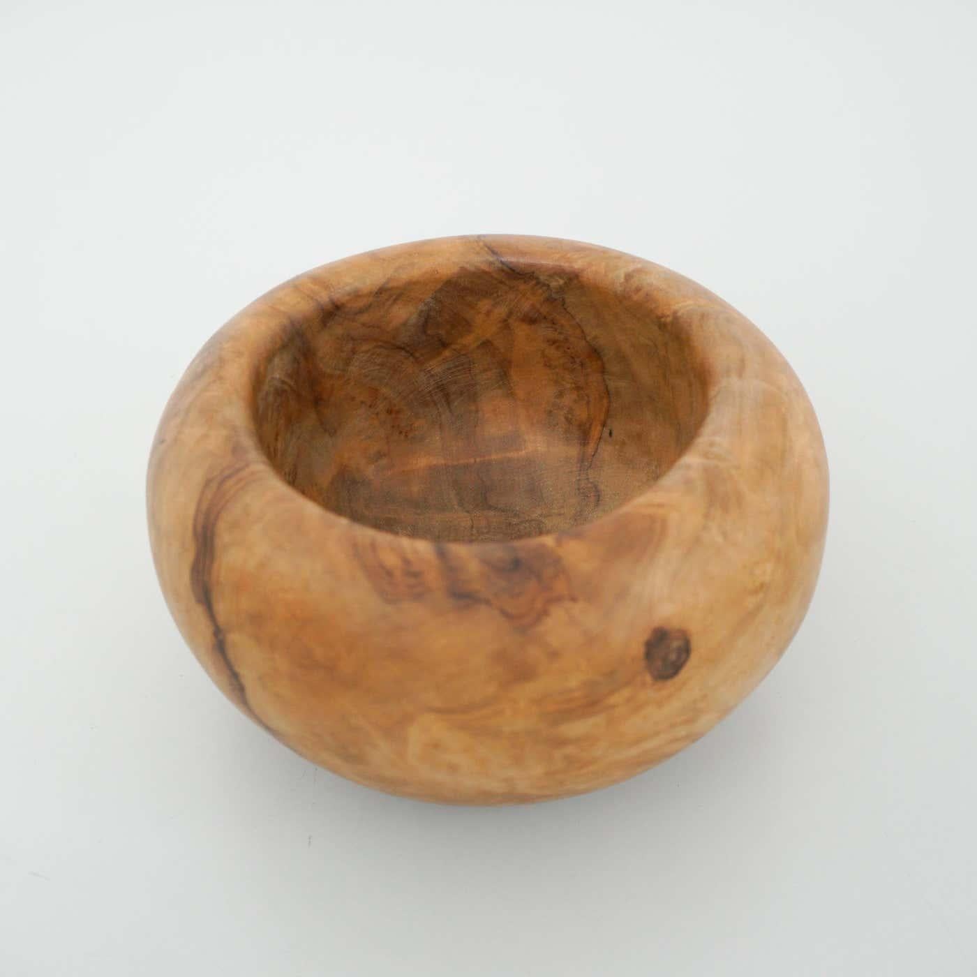 Abbraccia il fascino e l'eleganza di questa autentica ciotola in legno d'ulivo tradizionale spagnolo dell'inizio del XX secolo, realizzata meticolosamente da un artigiano. La bellezza naturale e il carattere del legno d'ulivo risplendono in questo