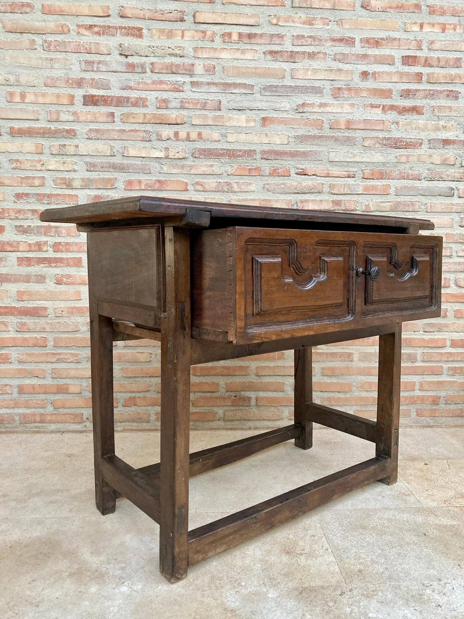 Early 20th Century Spanish Walnut Work Side Table with Large Single Drawer In Good Condition In Miami, FL