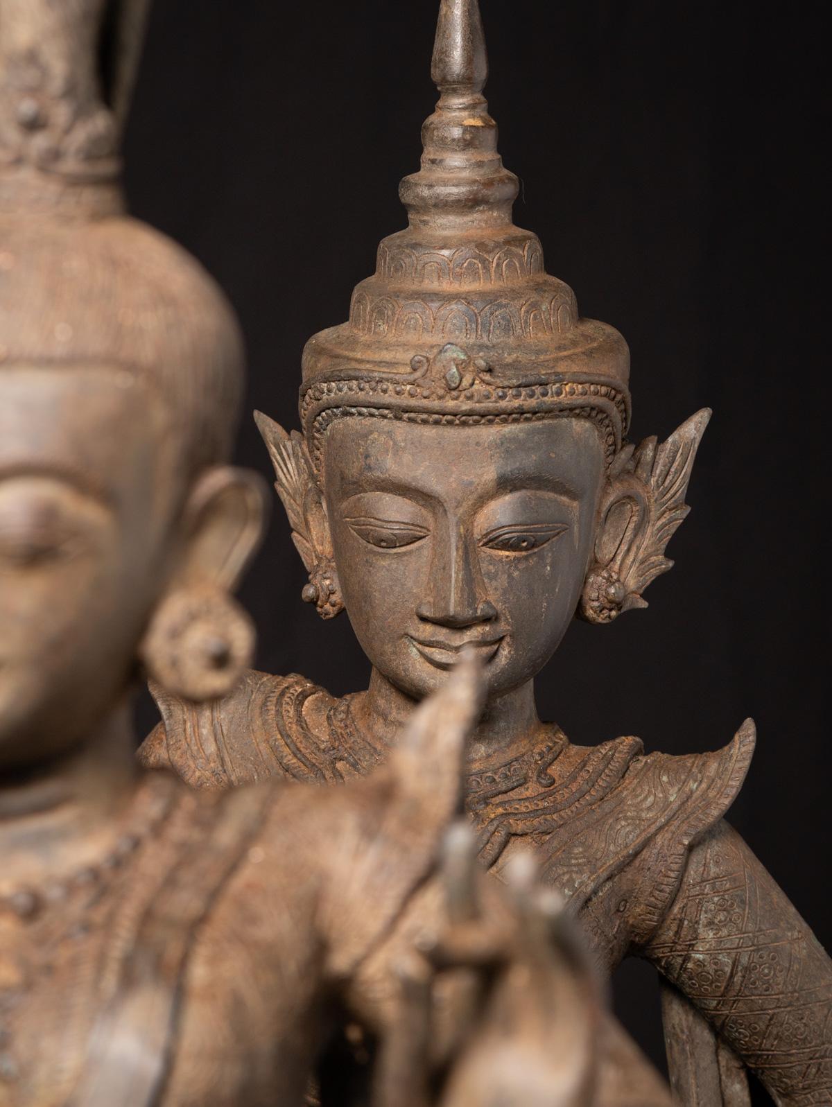 Cette paire de statues Kinnari en bronze de grande taille est un exemple remarquable de l'artisanat birman du début du XXe siècle, alliant élégance et importance culturelle. Fabriquées en bronze de haute qualité, les statues mesurent 104,5 cm et