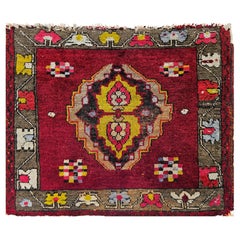 Oushak turco d'epoca in formato quadrato in rosso, chartreuse, rosa, marrone