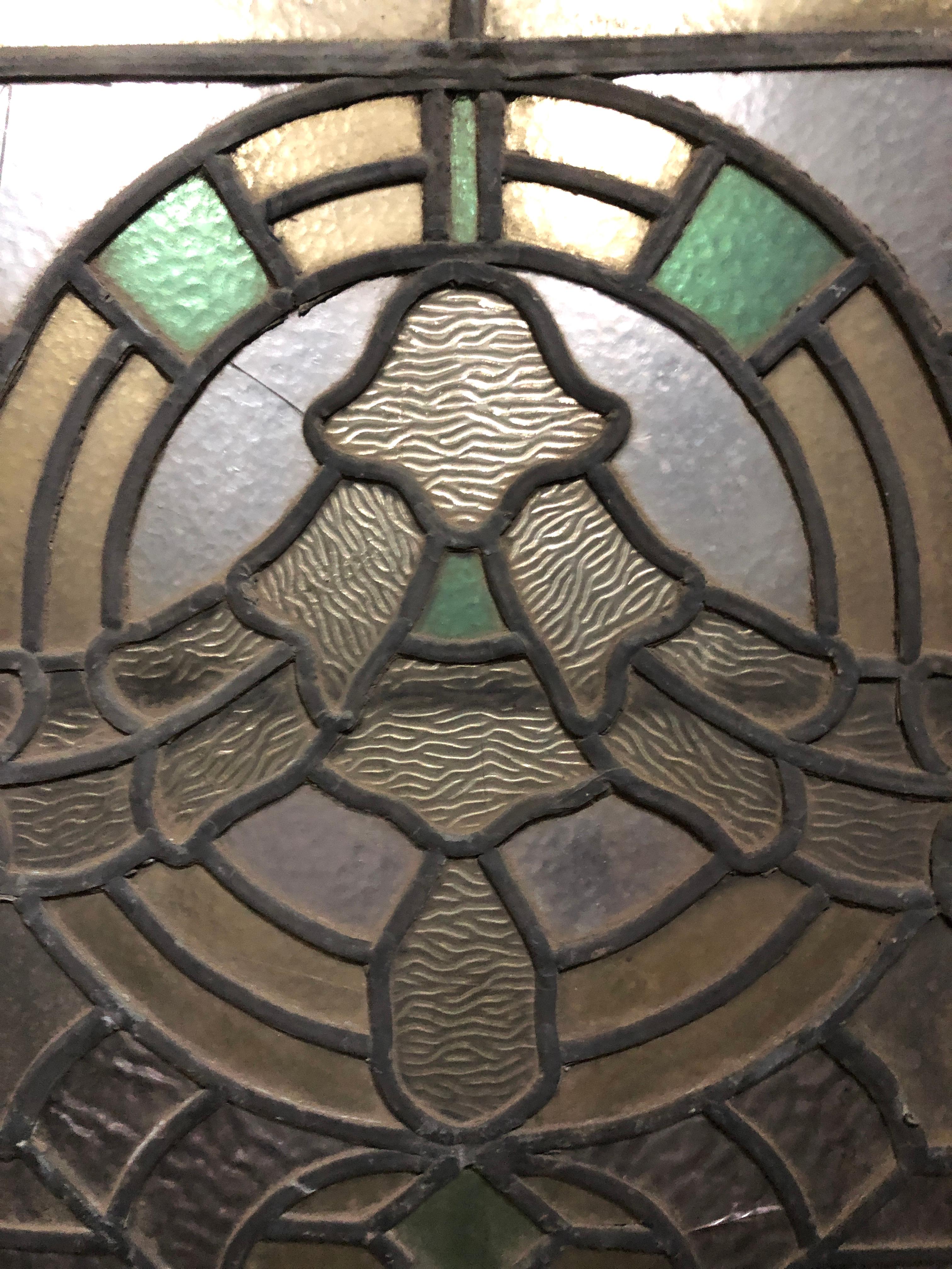 Vitrail ancien simple avec un motif au plomb. Magnifique couronne avec des panneaux en verre coloré dans un cadre en bois profond.
Actuellement dans un cadre en bois - les dimensions totales sont celles du vitrail et du cadre.
Situé à NY