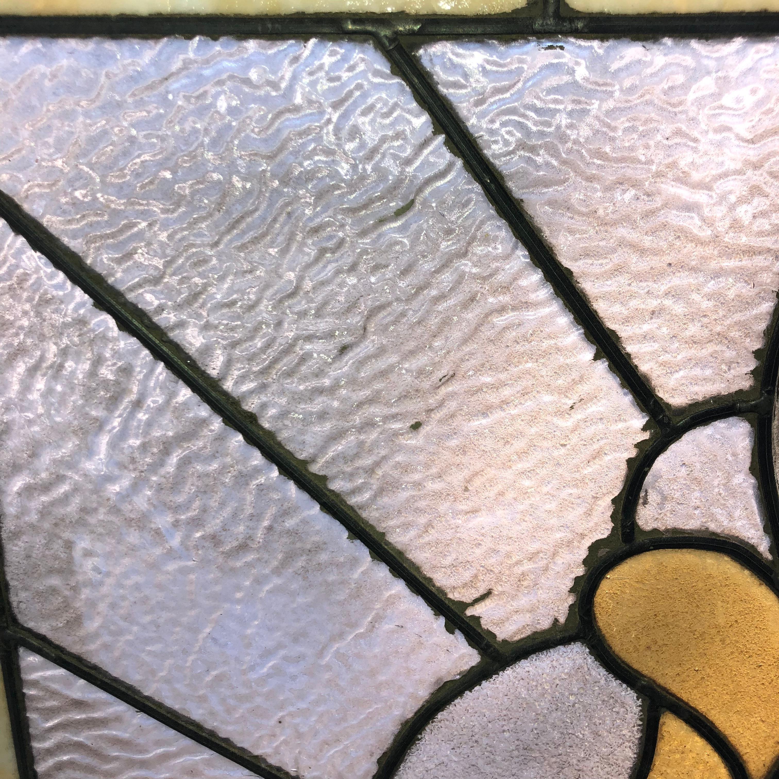 Vitrail vintage avec décor en plomb. Magnifique œuvre d'art en forme de spirale avec du verre coloré et texturé.
Actuellement dans un cadre en bois - les dimensions totales sont celles du vitrail et du cadre. Situé à NY
