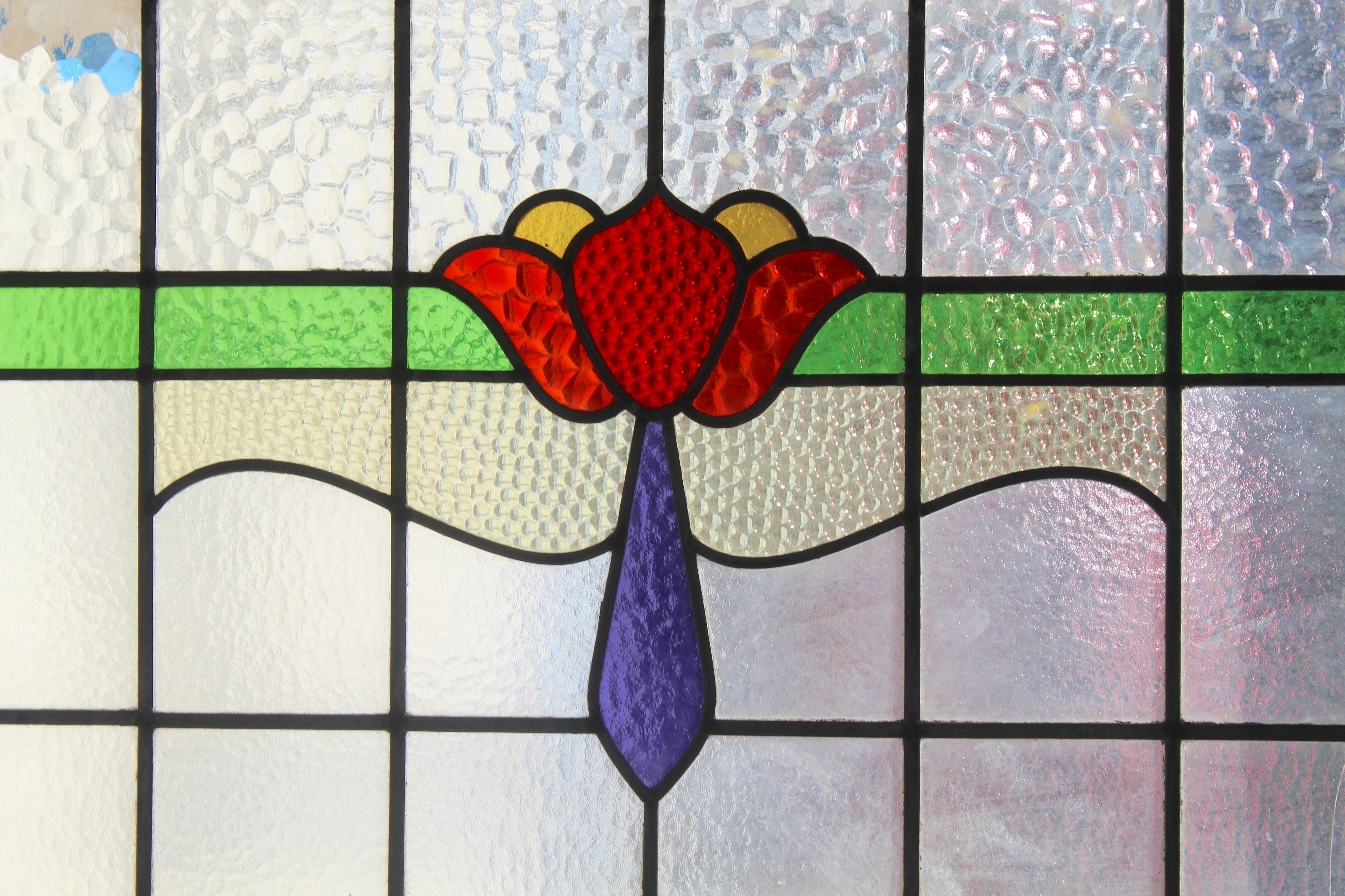 Semplice ed elegante vetrata con rose al centro. Il vetro trasparente è smerigliato o strutturato per garantire la privacy pur lasciando entrare la luce del sole.
Attualmente è alloggiato in una cornice di legno - le dimensioni complessive si