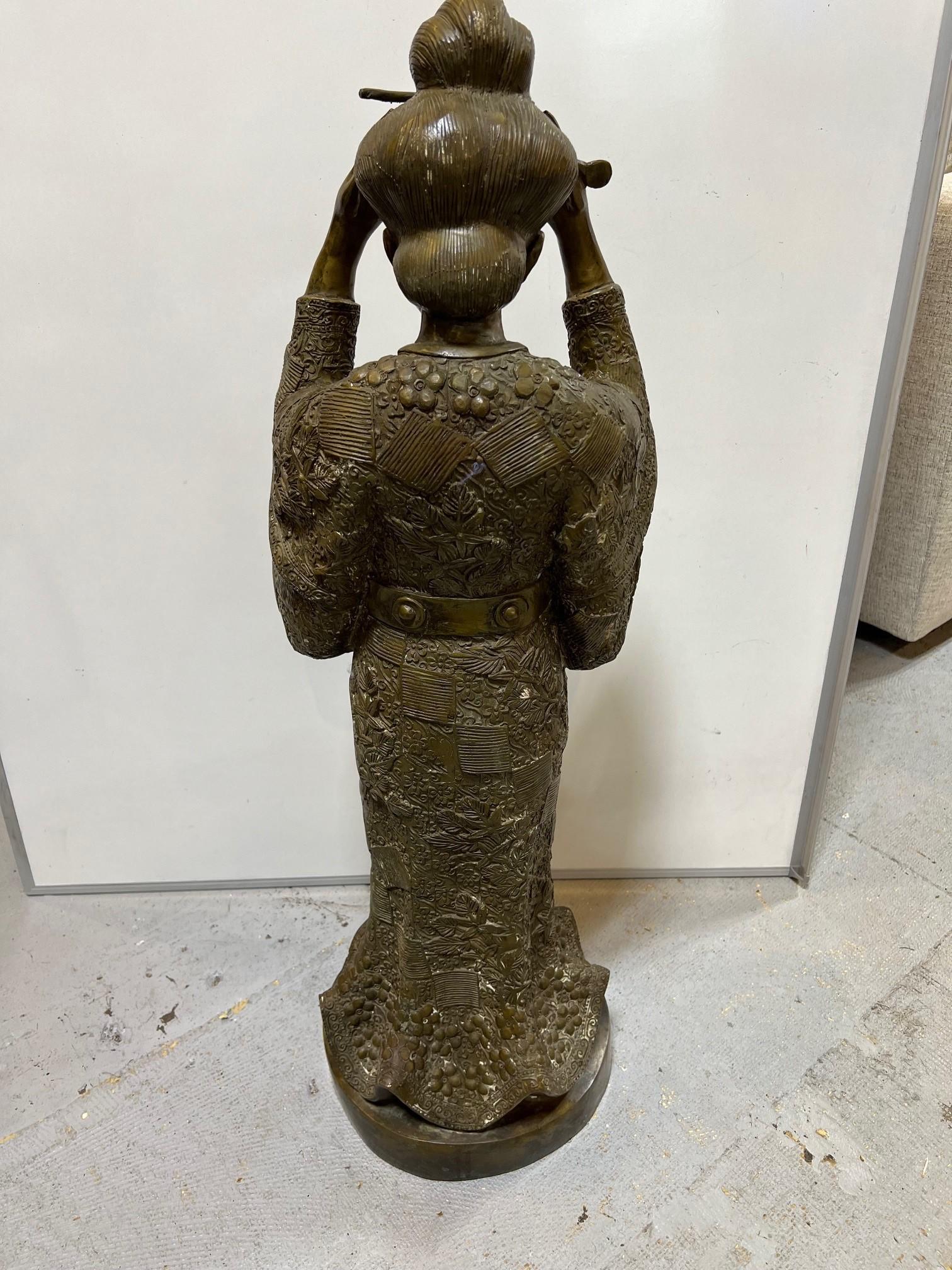 Standende japanische Geisha aus Bronze des frühen 20. Jahrhunderts mit Kimono und Obi   im Angebot 9