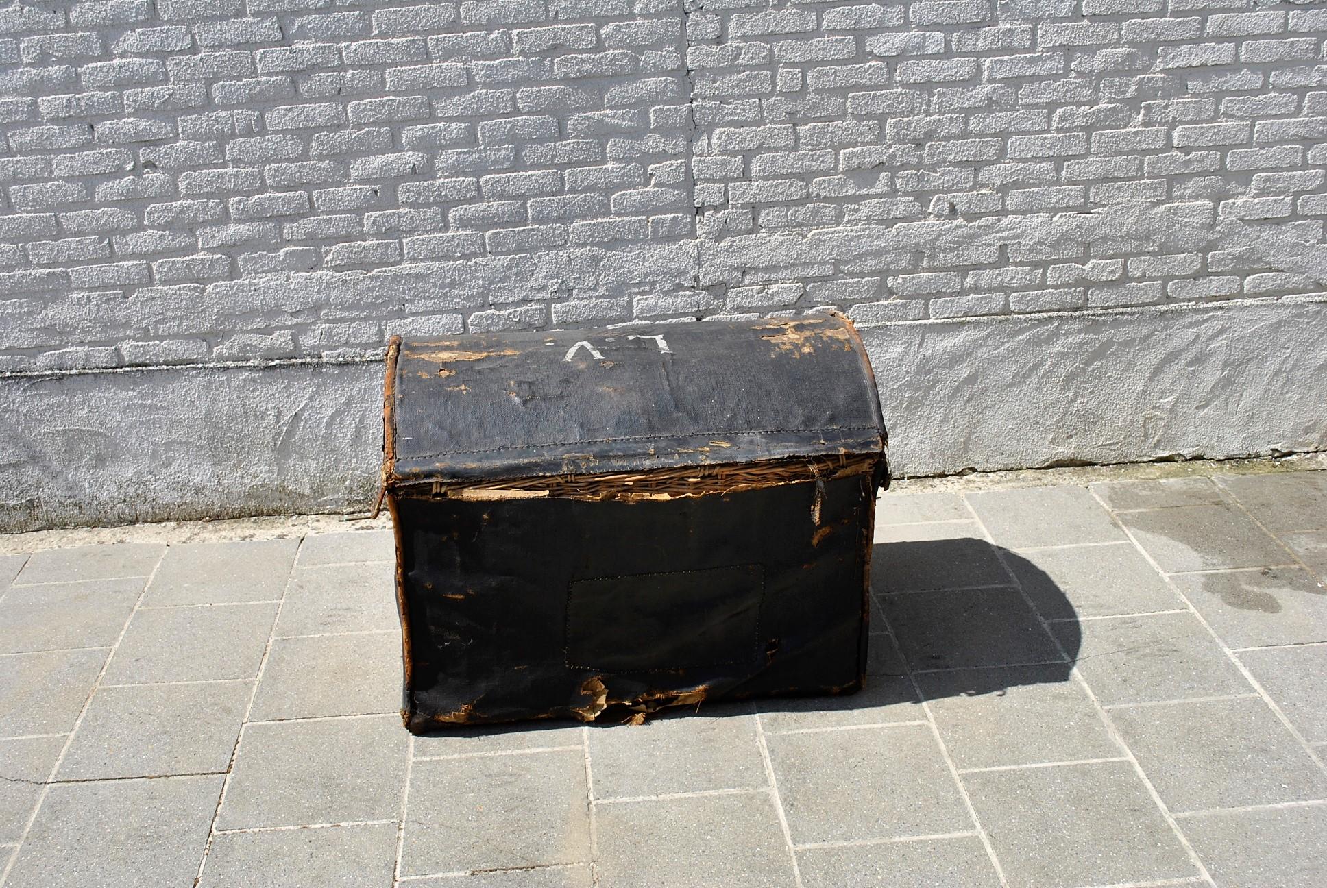 Very worn early 20th century so called steamer trunk.

The chest is made of wicker covered with leather.

This was used by the more whealthier families to transport their belongings during long boat journeys. Mostly the initials of the owners