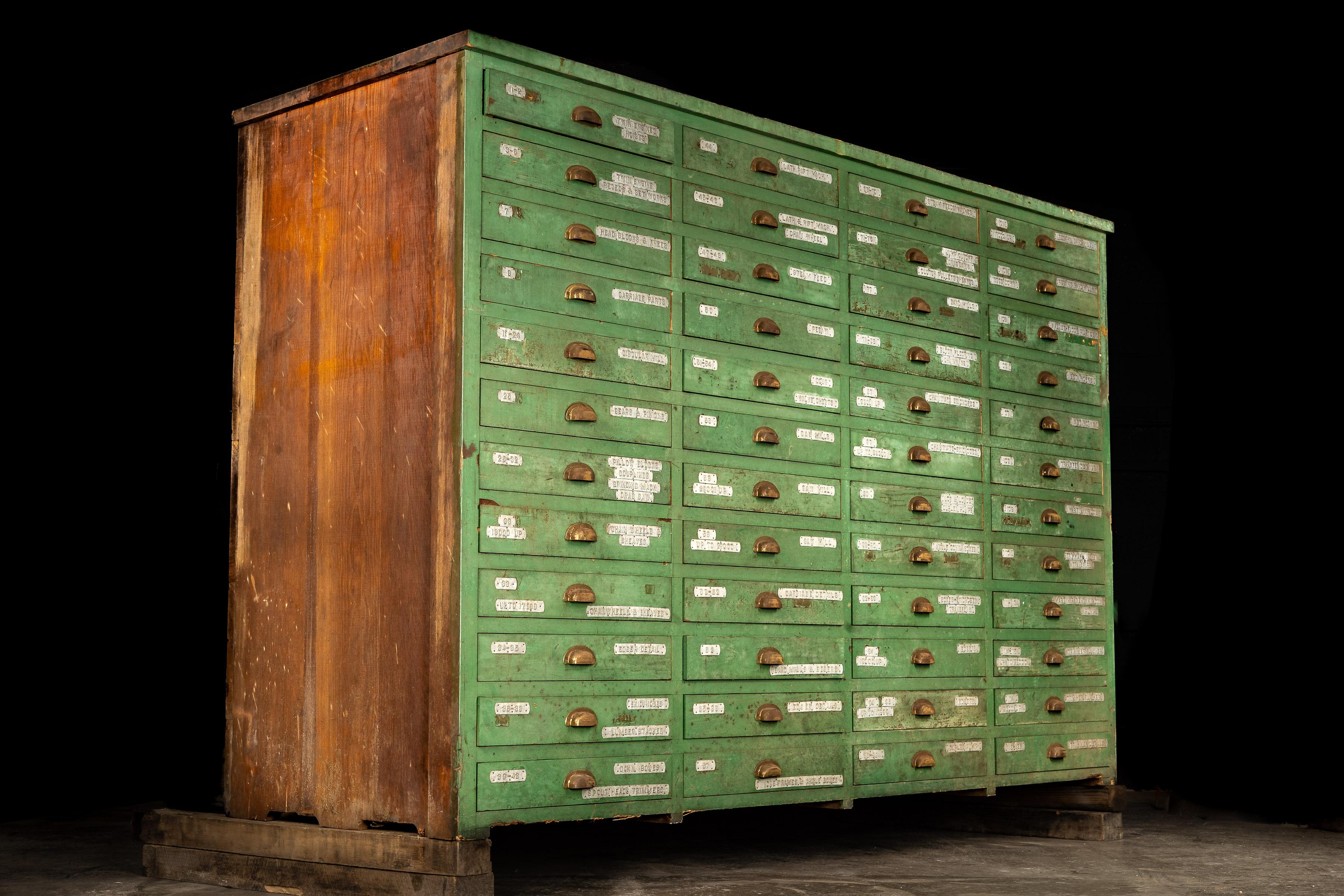 Cette armoire industrielle massive a été récupérée dans une fonderie désaffectée à Milwaukee, WI. L'armoire contenait des milliers de plans datant d'aussi loin que 1900, chacun décrivant et illustrant différentes pièces créées par la société pour