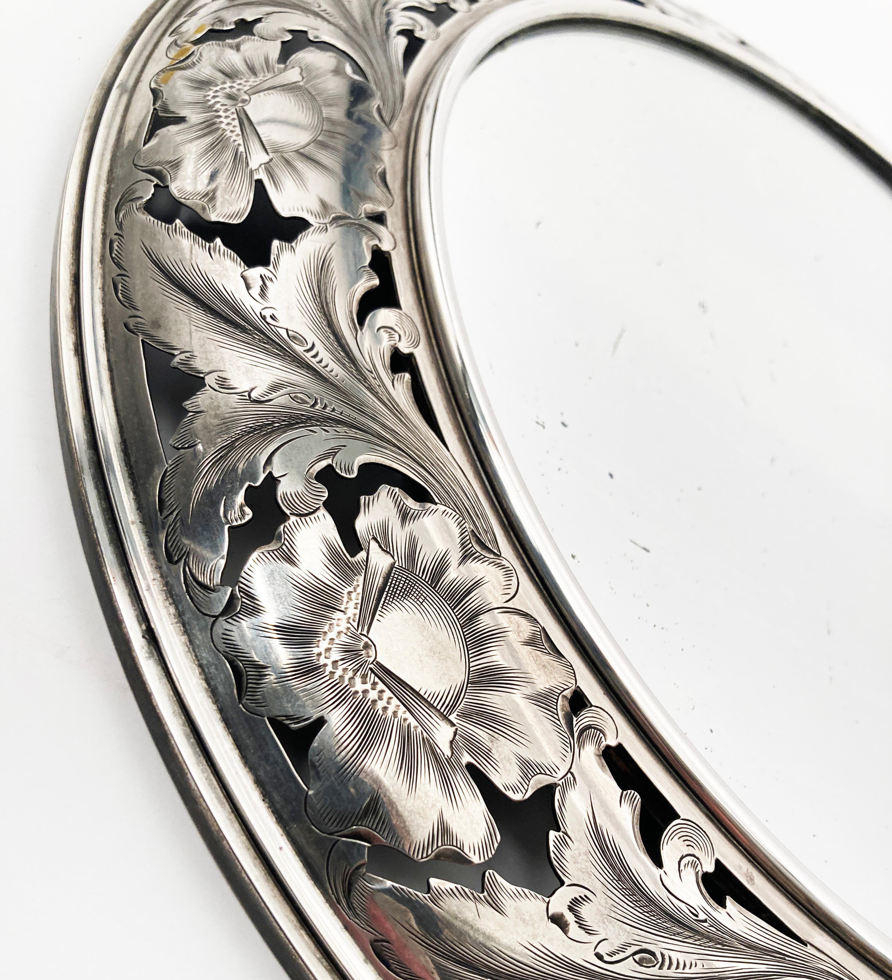 Frühes 20. Jahrhundert Sterling Silber Kreisförmiger netzförmiger Spiegel mit geätzten Folia im Angebot 3