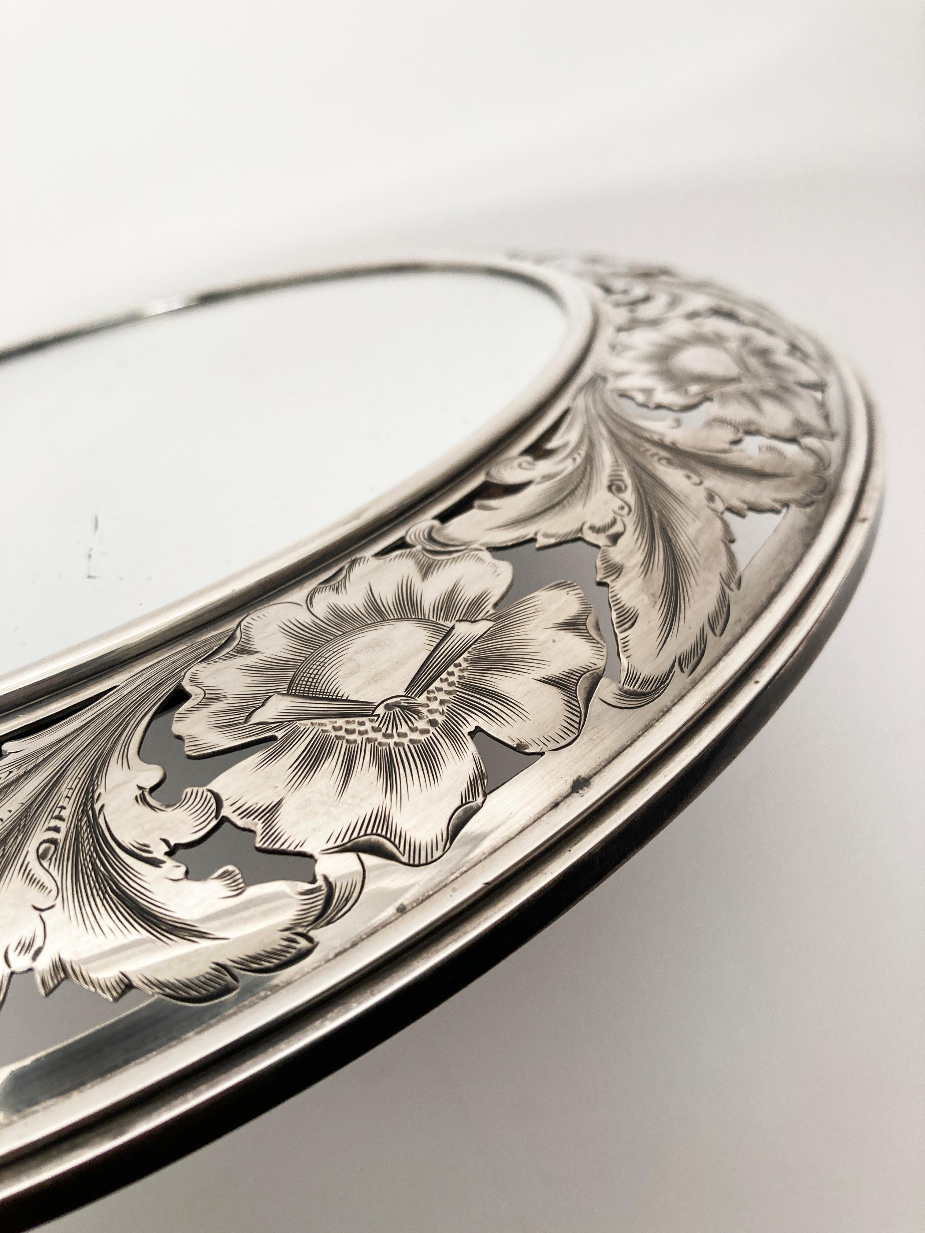 Frühes 20. Jahrhundert Sterling Silber Kreisförmiger netzförmiger Spiegel mit geätzten Folia im Angebot 5