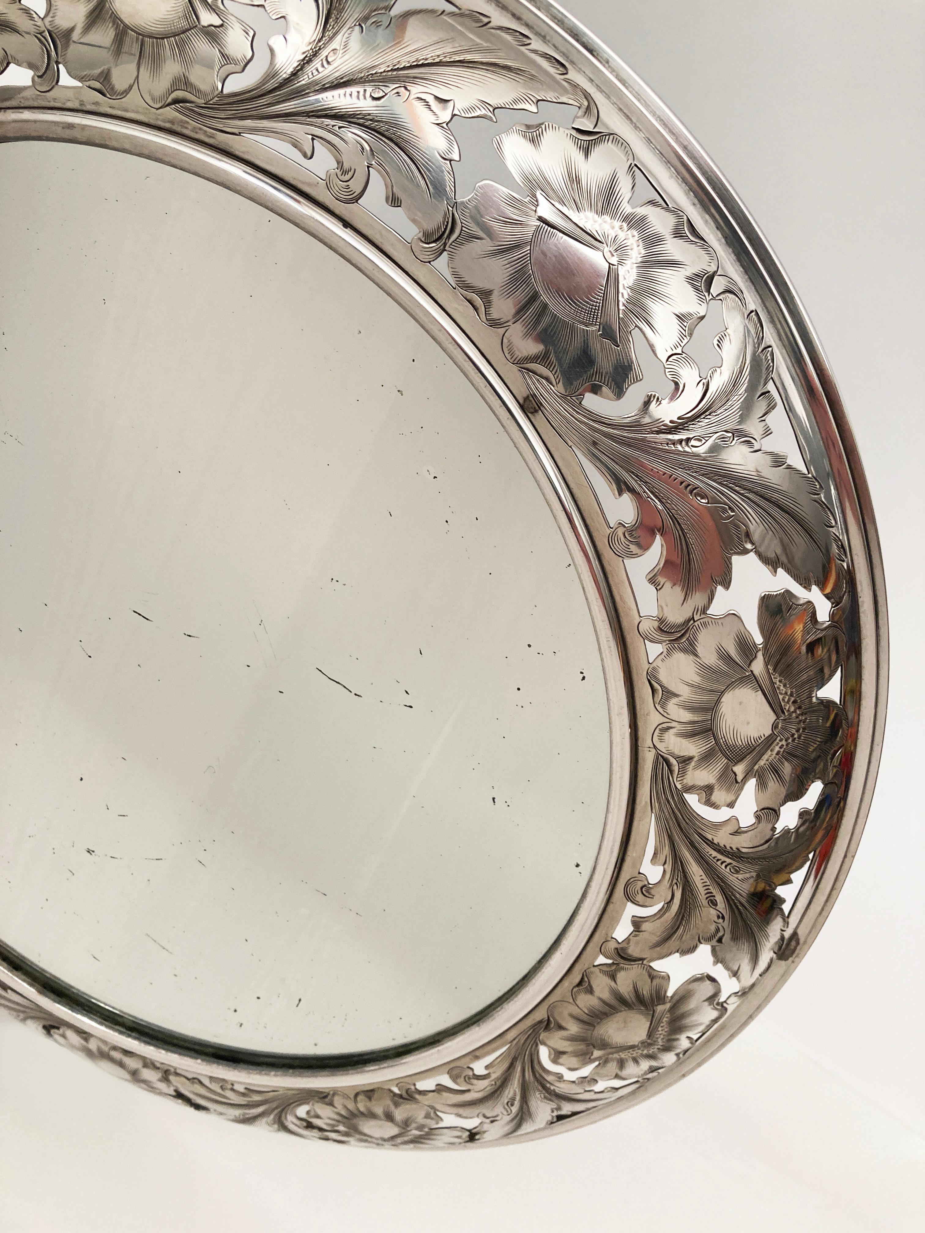 Frühes 20. Jahrhundert Sterling Silber Kreisförmiger netzförmiger Spiegel mit geätzten Folia im Angebot 7