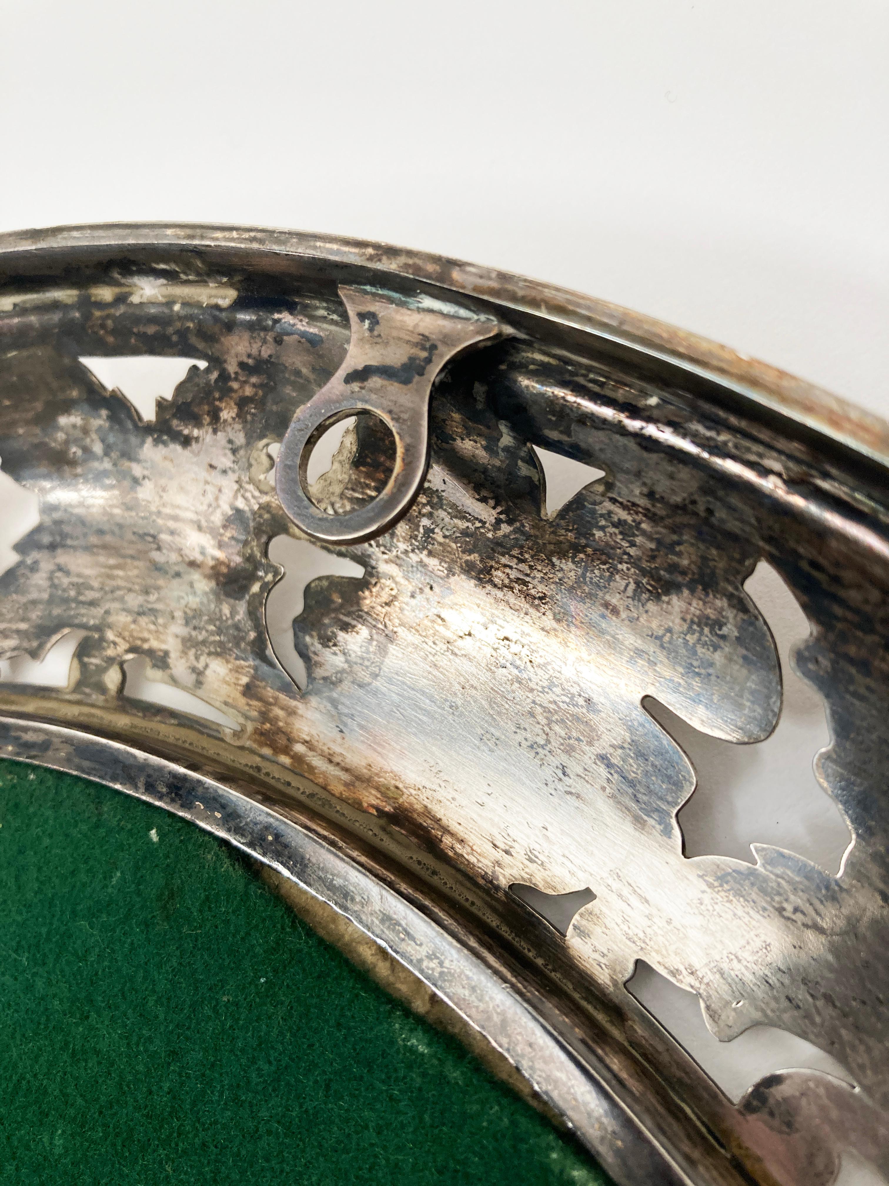 Frühes 20. Jahrhundert Sterling Silber Kreisförmiger netzförmiger Spiegel mit geätzten Folia im Angebot 9