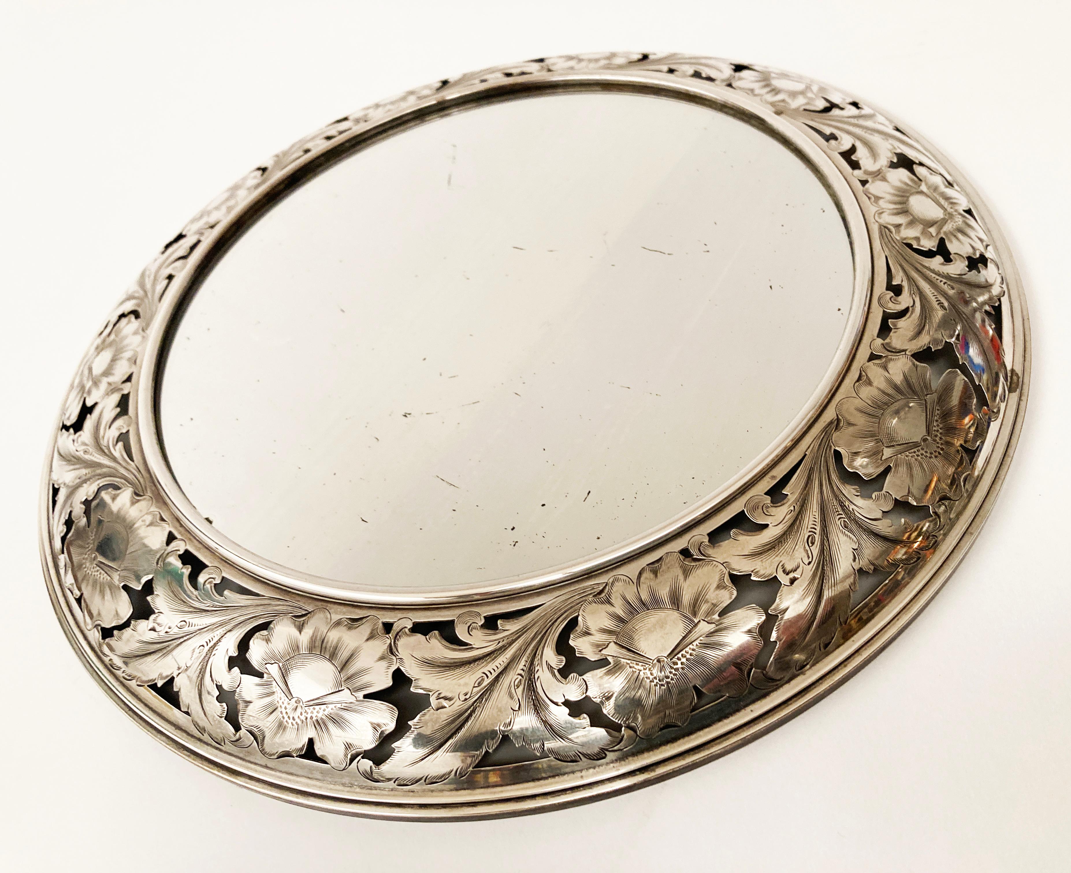 Frühes 20. Jahrhundert Sterling Silber Kreisförmiger netzförmiger Spiegel mit geätzten Folia (Handgeschnitzt) im Angebot