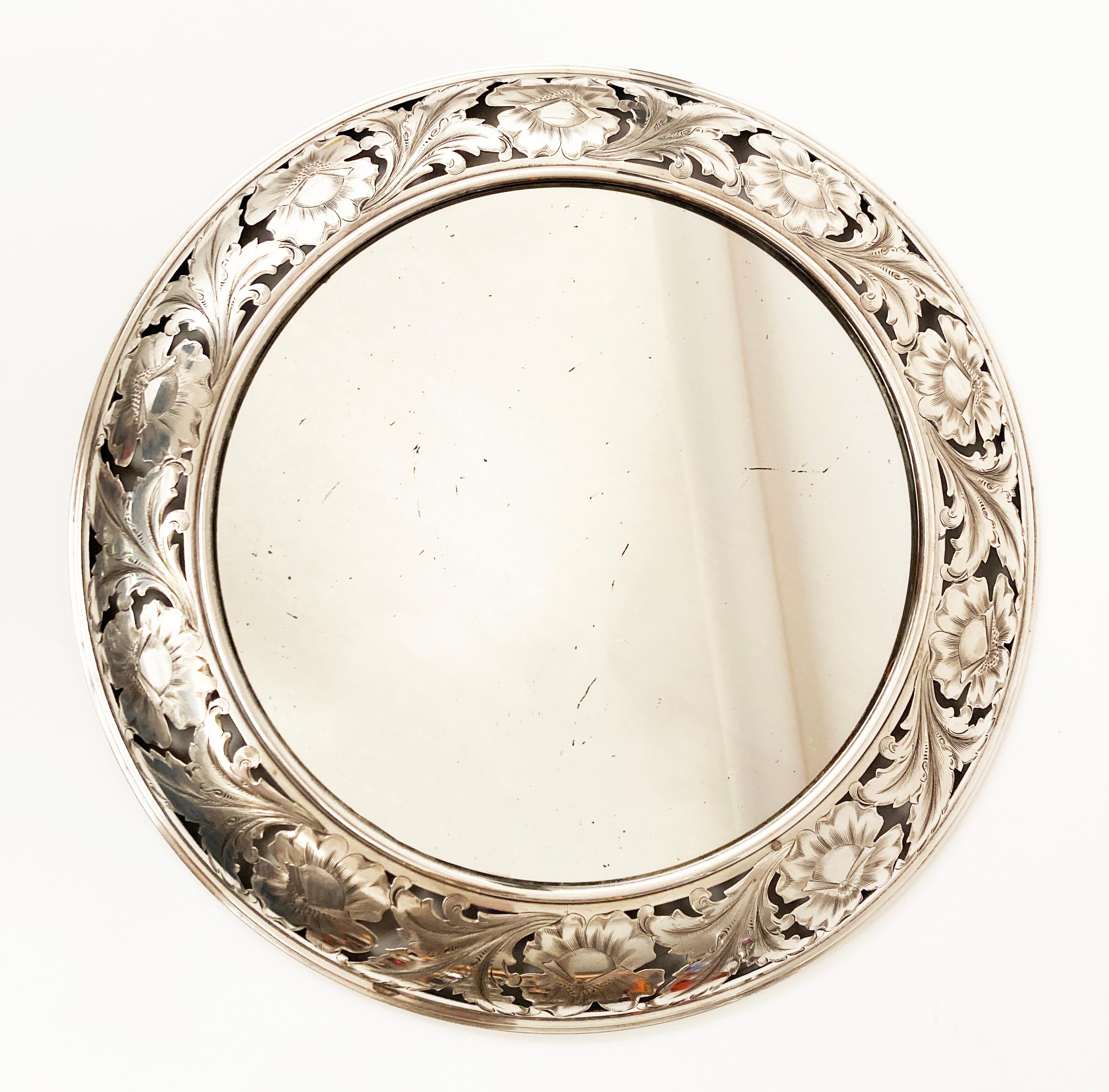 Frühes 20. Jahrhundert Sterling Silber Kreisförmiger netzförmiger Spiegel mit geätzten Folia im Zustand „Gut“ im Angebot in Louisville, KY