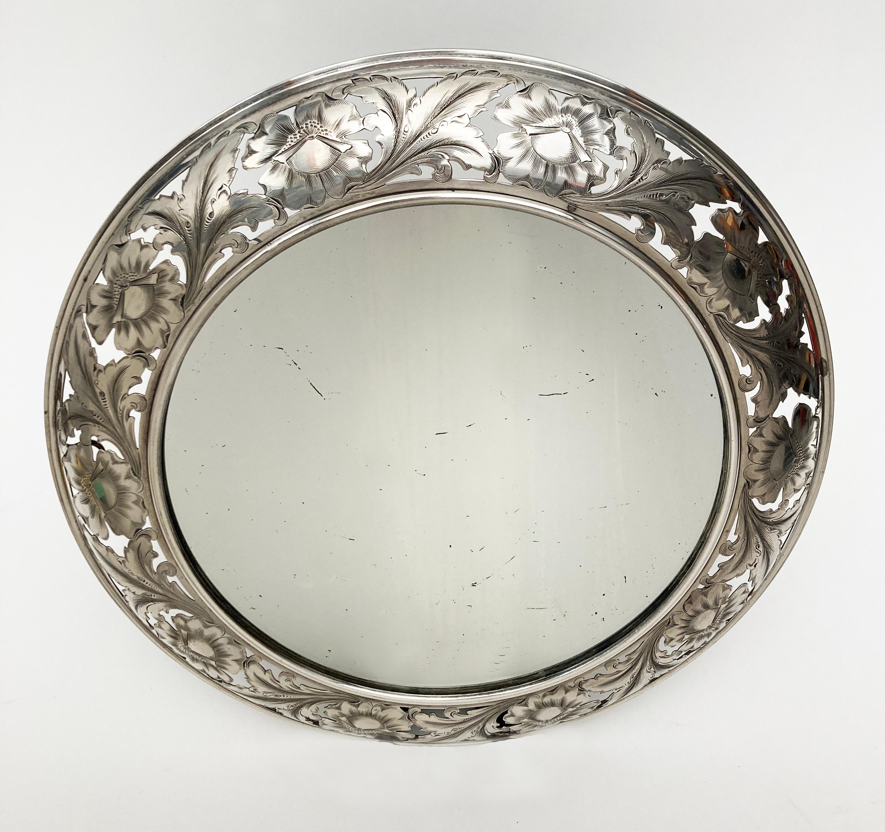 Frühes 20. Jahrhundert Sterling Silber Kreisförmiger netzförmiger Spiegel mit geätzten Folia (Sterlingsilber) im Angebot