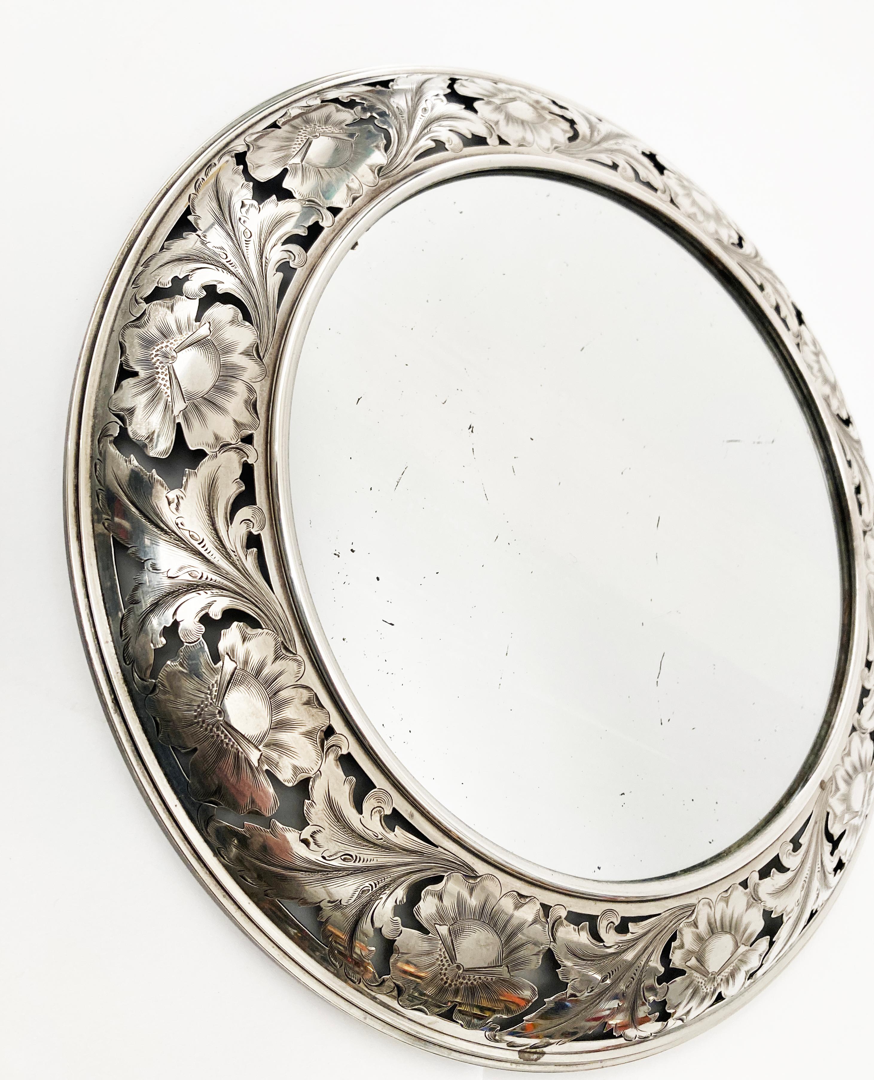 Frühes 20. Jahrhundert Sterling Silber Kreisförmiger netzförmiger Spiegel mit geätzten Folia im Angebot 1