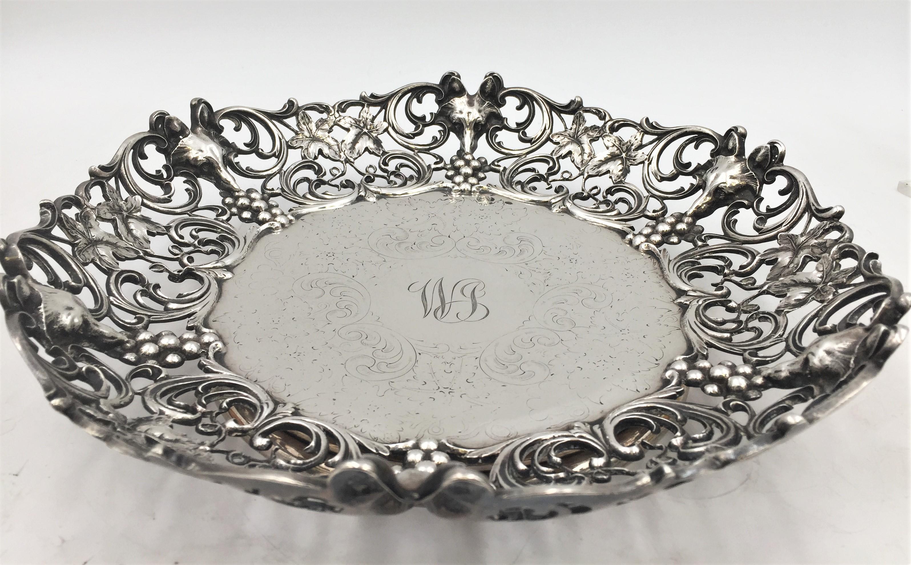 Cuenco de plata de ley de principios del siglo XX diseñado por Roger Williams, vendido por Spaulding Co. Diseñado con volutas, cabeza de zorro alrededor del borde y racimos y hojas de uva. Mide 11 3/4 pulgadas de diámetro y pesa 33,65 onzas troy.